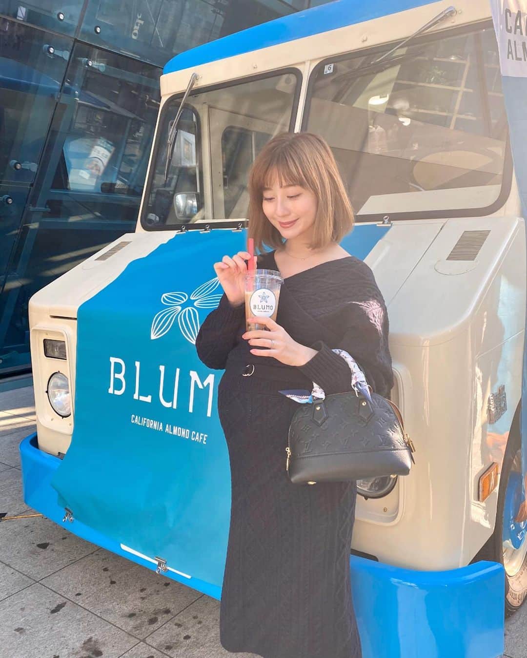 のインスタグラム：「・ いいお天気だったから タピオカ飲みながらお散歩🤰🏼🥤 アーモンドミルクのタピオカミルクティーなの🤎 アーモンドミルク大好きだから嬉しい❣️ 美容にもいいしね💗💗 ・ 週末モデルとブルーダイヤモンド・グロワーズが 共同でアーモンドミルクカフェ「BLUMO」を 12/16(月)~12/22(日)の期間限定で WeWork 原宿アイスバーグに キッチンカーで出店しているので 皆さんも立ち寄ってみてね🥰 BLUE💙の服装でBLUMOに行けば 好きなドリンク一杯分が無料だよ❣️ 毎日限定50名だって☺️💙 #blumocafe #blumo #週末モデル #bluediamondalmonds #productofcalifornia #アーモンドミルク #pr #アーモンドミルクタピオカ #タピオカ #タピ活 #madewithcalifornia #プラントベース #植物性#植物性ミルク #ビタミン e #食物繊維 #ヴィーガン」