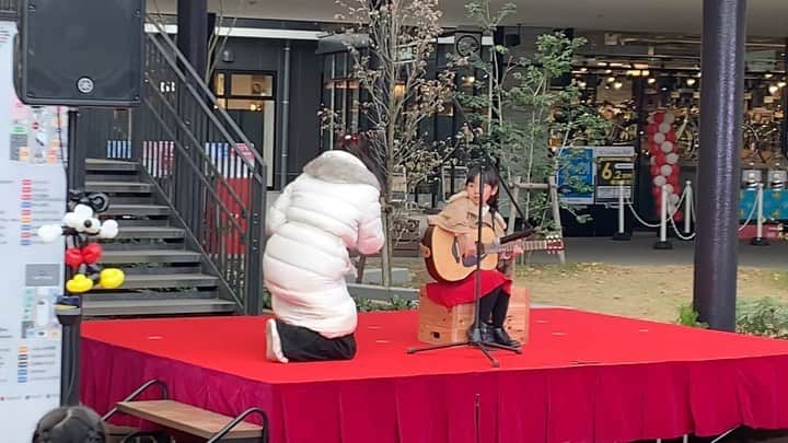 Akiのインスタグラム：「12/16 ・ 12/15に行われた ブランチ仙台キッズコンテスト ・ ・ 残念ながら グランプリを獲ることは出来ませんでした ・ いいね投票2464人 ・ みんなの想いを グランプリという形に変える事が出来ず とても悔しいです ・ ごめんなさい ・ ・ サプライズで2時間もかけて来てくれた じーじ、ばーば、兄、姪っ子 ・ 応援に来てくれた友達 ・ @masu___t @makuchaaa @saika___ig @rurirura_c @____ssk017 ・ ・ みんなの想いは サキにとっても私にとっても 宝物です ・ ・ 名前入りうちわのガチ勢で応援してくれてありがとう← ・ 私の赤紫の髪色を 「サキちゃんママの髪、燃えたの？」 と心配してくれてありがとう← ・ ・ 審査員特別賞をいただいて 「サキちゃんから一言どうぞ」と イレギュラーな場面に出くわした娘 ・ いつもの娘なら 何を言ったらいいのか戸惑って無言になるのに ・ ・ 「応援してくれてありがとう」 ・ ・ 自分の口で 自分の気持ちをしっかり言えた娘 すごくすごく立派でした ・ 娘が頑張った日々や みんなの想いは 絶対に消えません ・ ・ この日の悔し泣きは 娘にとって貴重な経験になったと思います ・ ・ ファイナリストのみんな 楽しい時間をありがとう！ ・ 約1ヶ月間、応援してくれたみんな 本当にありがとうございました！！ ・ ・ ・ ・」