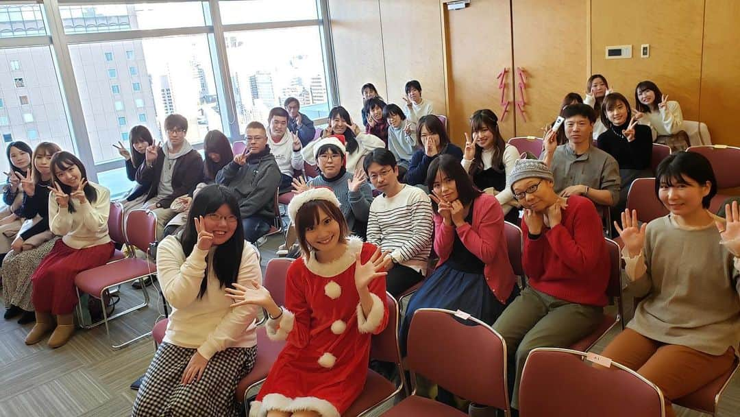 ひよりんごさんのインスタグラム写真 - (ひよりんごInstagram)「12月15日大阪オフ会✨ 来てくれた方ありがとう！！ . 大阪でやりたいなぁってずっと思ってて、やっと実現した日❤️ . わたしの動画は家でも見れるのに、私に会いに足を運んでくれて、会ってくれて、直接お礼を言えて、目を見れて、本当に嬉しかったです🥺 . 妊婦さんもいたんだよー❤️ だからお腹を触らせてもらった👶✨ 元気な赤ちゃんが生まれてきますように🥰★ . 昨日同じ時間を過ごした方が少しでも楽しかったな…！って思ってくれていたら私はもう嬉しすぎて🥺❤️ . 楽しみな反面、いつもは家に引きこもってるから、みんなの前でお話ししたりするのに不安があったりしたけど、本当に行って良かったと思ったし、私自身心から楽しかったし、パワーをもらいました❤️❤️ . 本当にありがとう☺️✨ . そして、お留守番組も見守ってくれて、楽しんでね！って優しい言葉をかけてくれてありがとうね💗 . みんなあっての私です！！ . 出会ってくれて本当にありがとう！！！」12月16日 17時24分 - hiyoringo18