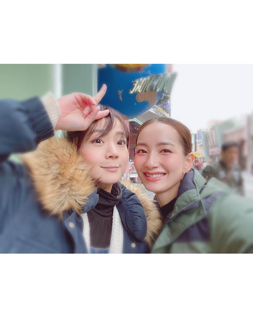 辻元舞さんのインスタグラム写真 - (辻元舞Instagram)「. 先日のお休み、USJに行ってきました🌏 3歳になって一緒に楽しめるものも増えてきて、 私も楽しかったー！😆✨ 恐竜は目を輝かせて喜んでいました🦖🦕 怖がらせて余計なことする夫は怒られてました🙁笑 大迫力のジョーズは泣いちゃったけど、 ちゃっかりぬいぐるみはゲット🦈 パークの中でも、帰ってきてからもずっと手につけているほどお気に入り😂💓 クリスマスのショーは圧巻😳✨ 光と音に合わせて上がる花火！浮かぶ天使！ 大人も子供も釘付けでした😳😳😳 当時の戦友達とも会えて大満足🥰 一足早くクリスマスを満喫しました❤️ #usj#universalstudiosjapan#ユニバ#大阪#3歳#1歳#兄弟#3歳差#男の子ママ#instagood#happy#love#me」12月16日 17時26分 - mai_tsujimoto