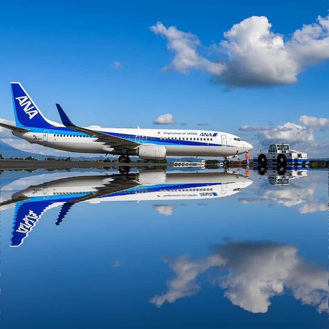 ANAのインスタグラム：「晴れ渡った空の下で✈️ （Photo：@sky_saran16）  #リフレクション #青空の下 #晴天 #爽やか #ANAブルー #鹿児島空港 #鹿児島 #空 #雲 #飛行機 #飛行機好きな人と繋がりたい #空が好きな人と繋がりたい #ダレカニミセタイケシキ #ソラマニ_ヒコーキ #reflection #kagoshimaairport #kagoshima #KOJ #bluesky #clouds #airport #airplane #anaairplane #ana_jp  ANAの飛行機は「#ソラマニ_ヒコーキ」をつけて投稿してね📷インスタやANAの各メディアでご紹介していきます🎶」