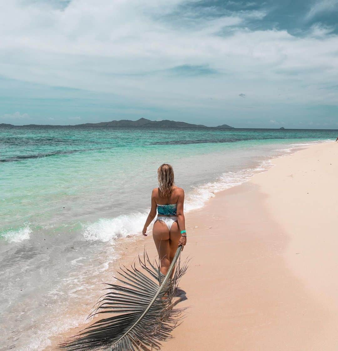 サラ・ハリスさんのインスタグラム写真 - (サラ・ハリスInstagram)「Loves a good morning stroll with a palm leaf. 🤷🏼‍♀️」12月16日 17時28分 - iamsarahharris