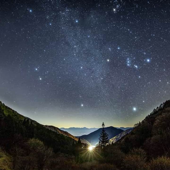 のインスタグラム：「. Stars illuminate the sky, bringing light to a cold winter night💫 #DramaticDecember  豪華なイルミネーションもいいけど、冬の星空も🌙✨ . . photo by @mocoruna2 Post your memories with #FlyJAL  #JapanAirlines #japan #nagano #starrysky #nightsky」
