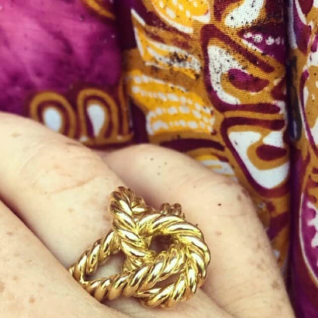 のインスタグラム：「⠀⠀⠀⠀⠀⠀⠀⠀⠀ #bespokeitlikeyoumeanit ✨ Our Iconic 18 carat gold love knot ring, a jewel for life. Our first ever design reborn to celebrate #10YRS10ICONS to revive, support and celebrate Masters Goldsmiths and Iconic designs. ⠀⠀⠀⠀⠀⠀⠀⠀⠀ We recently showed you the process (see highlights “Masters”  to watch the magic happen). ⠀⠀⠀⠀⠀⠀⠀⠀⠀ To order yours custom made  or for bespoke designs 👉 thestudio@bexrox.com ⠀⠀⠀⠀⠀⠀⠀⠀⠀ #loveknotring #celebrate #support #empower #masterofcraft #artisanmade #ecoage #travelwithapurpose #ethicaljewellery #finejewellery #loveknot #gold ⠀⠀⠀⠀⠀⠀⠀⠀⠀」