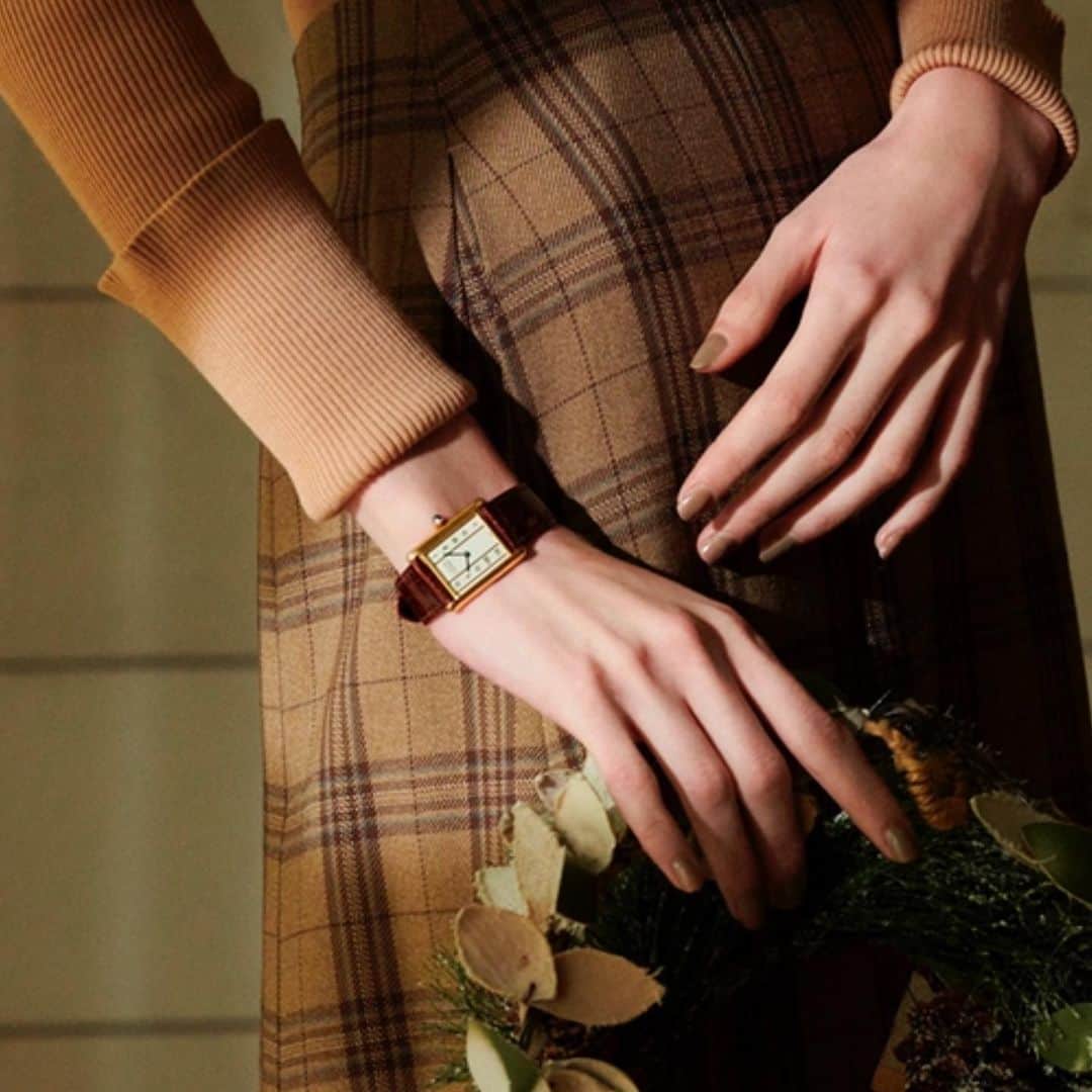 のインスタグラム：「「Cartier」をはじめとするハイブランドのヴィンテージウォッチ。世代を超えて長く愛されてきた名品は、身に着けるだけで気持ちが上がります。人生の区切りの時や新しいことを始める時、自分へのご褒美に、とっておきの一点を探してみてはいかがでしょうか。（写真の商品 ¥200,000+tax） ・ 【ヴィンテージウォッチ取扱店】渋谷ヒカリエ店・恵比寿アトレ店・新宿ルミネエスト店・有楽町ルミネ店・上野パルコヤ店・新丸ビル店・池袋パルコ店・錦糸町パルコ店・立川ルミネ店・横浜ルミネ店・千葉ペリエ店・大宮ルミネ店・仙台パルコ店・ららぽーと沼津店・静岡パルコ店・名古屋タカシマヤゲートタワーモール店・グランフロント大阪店・神戸ミント店・博多アミュプラザ店・鹿児島アミュプラザ店 ・ TiCTACオンラインストアでヴィンテージウォッチの取り扱いがスタートしました。「USED＋」@tictac_used  でもお求めいただけます。  #tictac #watch  #チックタック #時計 #腕時計 #ヴィンテージ時計  #ヴィンテージウォッチ  #ヴィンテージカルティエ #ヴィンテージオメガ #ヴィンテージエルメス #ヴィンテージロレックス #カルティエ時計  #エルメス時計  #オメガ時計  #ロレックスレディース #自分にご褒美  #自分へのご褒美 #ときめきを身につける  #手元美人 #おしゃれな人は手元がすてき #大人女子コーデ」
