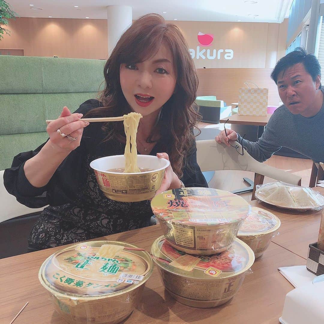 のインスタグラム：「あさパラ終わりに皆んなで、ご飯食べるんですが、最近流行りがマルちゃん正麺！ みんなで「どれ食べる？」とか言いながら選んでますっ！ 毎週土曜日の楽しみ💕  #ハイヒールモモコ #👠 #👠🍑 #CHANEL #シャネラー #グルメ #マルちゃん正麺」