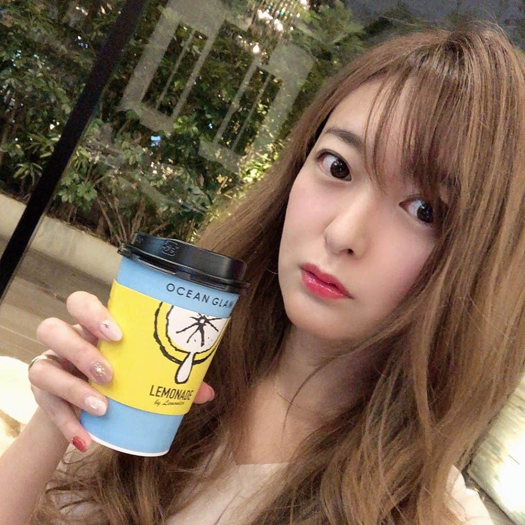 菊池かなこさんのインスタグラム写真 - (菊池かなこInstagram)「・ 美容大国イスラエルの国民的ブランド AHAVAのお披露目会へ行ってきました！ @ahava @ocean_glam ・ 来年2月にアジア女性の為のリフトアップに特化した新スキンケアブランド #オーシャングラム が日本初上陸！ ・ AHAVAは死海の海岸に研究所があるんだって😳 死海は昔から気になる場所なので、興味津々！ AHAVAの製品は全てに 死海の一部のエリアから1年に1回しか取れない希少な成分 オスモーターが入っているそう。 ・ オスモーターは海水の32倍もマグネシウムが入っていて、 通常の倍もエイジング効果があるんだって！ ・ 今回発売になるのは リフトアップ&小顔効果のある 化粧水、マッサージクリーム、シートマスク。 シートマスクはアメリカの人気コスメサイト コスメニストのシートマスク部門で1位を受賞したそうです☺︎ ・ お土産にいただいたので、アンチエイジング頑張る💪✨ ・ コラボのレモネードも美味しかった💜 ・ ୨୧┈┈┈┈┈┈┈┈┈┈┈┈┈┈┈┈┈୨୧ #オーシャングラム #AHAVA #OCEANGLAM #sponsored#小顔#毛穴引き締め」12月16日 17時49分 - canana_kanako