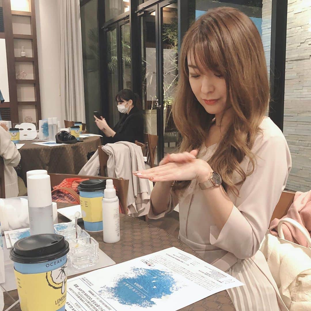 菊池かなこさんのインスタグラム写真 - (菊池かなこInstagram)「・ 美容大国イスラエルの国民的ブランド AHAVAのお披露目会へ行ってきました！ @ahava @ocean_glam ・ 来年2月にアジア女性の為のリフトアップに特化した新スキンケアブランド #オーシャングラム が日本初上陸！ ・ AHAVAは死海の海岸に研究所があるんだって😳 死海は昔から気になる場所なので、興味津々！ AHAVAの製品は全てに 死海の一部のエリアから1年に1回しか取れない希少な成分 オスモーターが入っているそう。 ・ オスモーターは海水の32倍もマグネシウムが入っていて、 通常の倍もエイジング効果があるんだって！ ・ 今回発売になるのは リフトアップ&小顔効果のある 化粧水、マッサージクリーム、シートマスク。 シートマスクはアメリカの人気コスメサイト コスメニストのシートマスク部門で1位を受賞したそうです☺︎ ・ お土産にいただいたので、アンチエイジング頑張る💪✨ ・ コラボのレモネードも美味しかった💜 ・ ୨୧┈┈┈┈┈┈┈┈┈┈┈┈┈┈┈┈┈୨୧ #オーシャングラム #AHAVA #OCEANGLAM #sponsored#小顔#毛穴引き締め」12月16日 17時49分 - canana_kanako