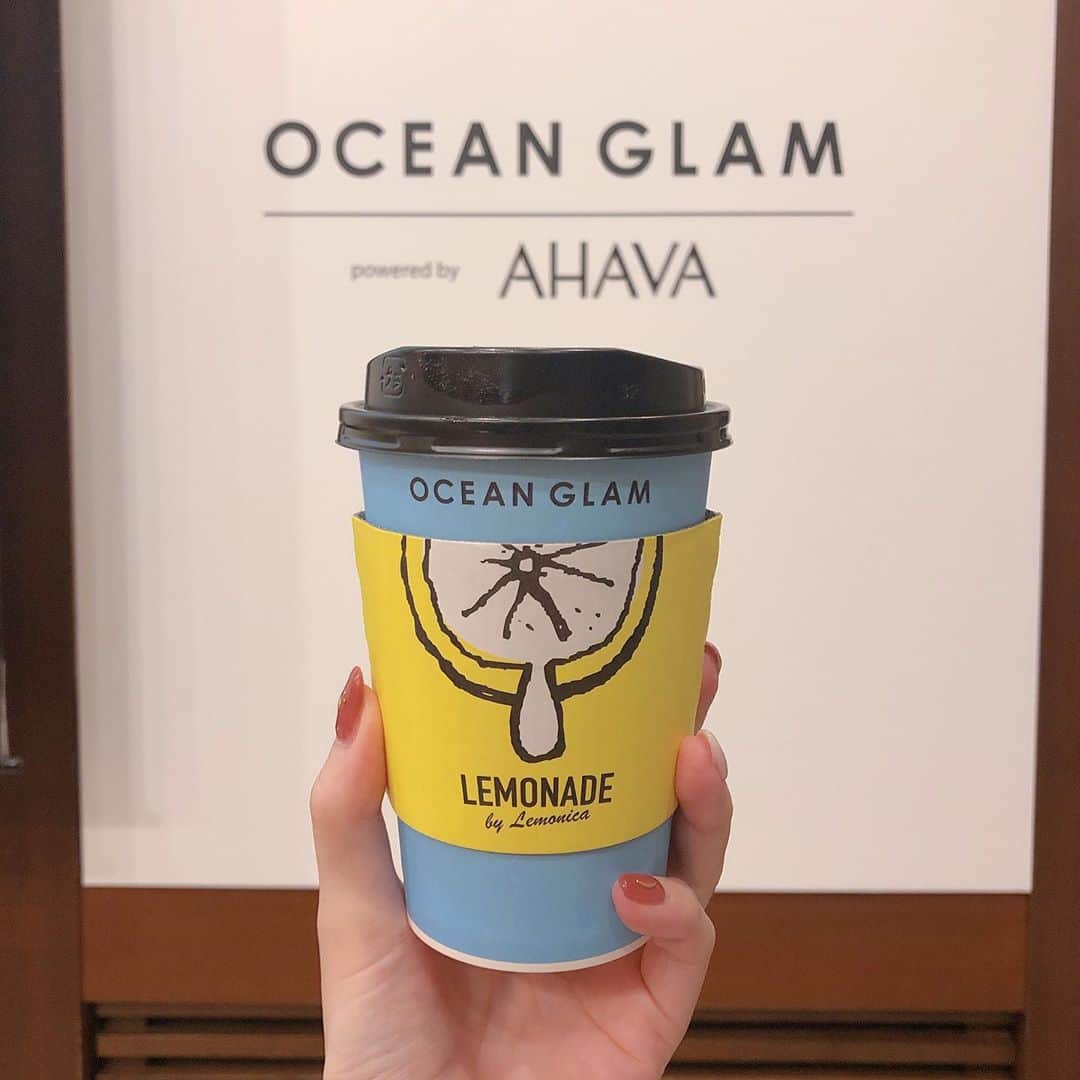 菊池かなこさんのインスタグラム写真 - (菊池かなこInstagram)「・ 美容大国イスラエルの国民的ブランド AHAVAのお披露目会へ行ってきました！ @ahava @ocean_glam ・ 来年2月にアジア女性の為のリフトアップに特化した新スキンケアブランド #オーシャングラム が日本初上陸！ ・ AHAVAは死海の海岸に研究所があるんだって😳 死海は昔から気になる場所なので、興味津々！ AHAVAの製品は全てに 死海の一部のエリアから1年に1回しか取れない希少な成分 オスモーターが入っているそう。 ・ オスモーターは海水の32倍もマグネシウムが入っていて、 通常の倍もエイジング効果があるんだって！ ・ 今回発売になるのは リフトアップ&小顔効果のある 化粧水、マッサージクリーム、シートマスク。 シートマスクはアメリカの人気コスメサイト コスメニストのシートマスク部門で1位を受賞したそうです☺︎ ・ お土産にいただいたので、アンチエイジング頑張る💪✨ ・ コラボのレモネードも美味しかった💜 ・ ୨୧┈┈┈┈┈┈┈┈┈┈┈┈┈┈┈┈┈୨୧ #オーシャングラム #AHAVA #OCEANGLAM #sponsored#小顔#毛穴引き締め」12月16日 17時49分 - canana_kanako
