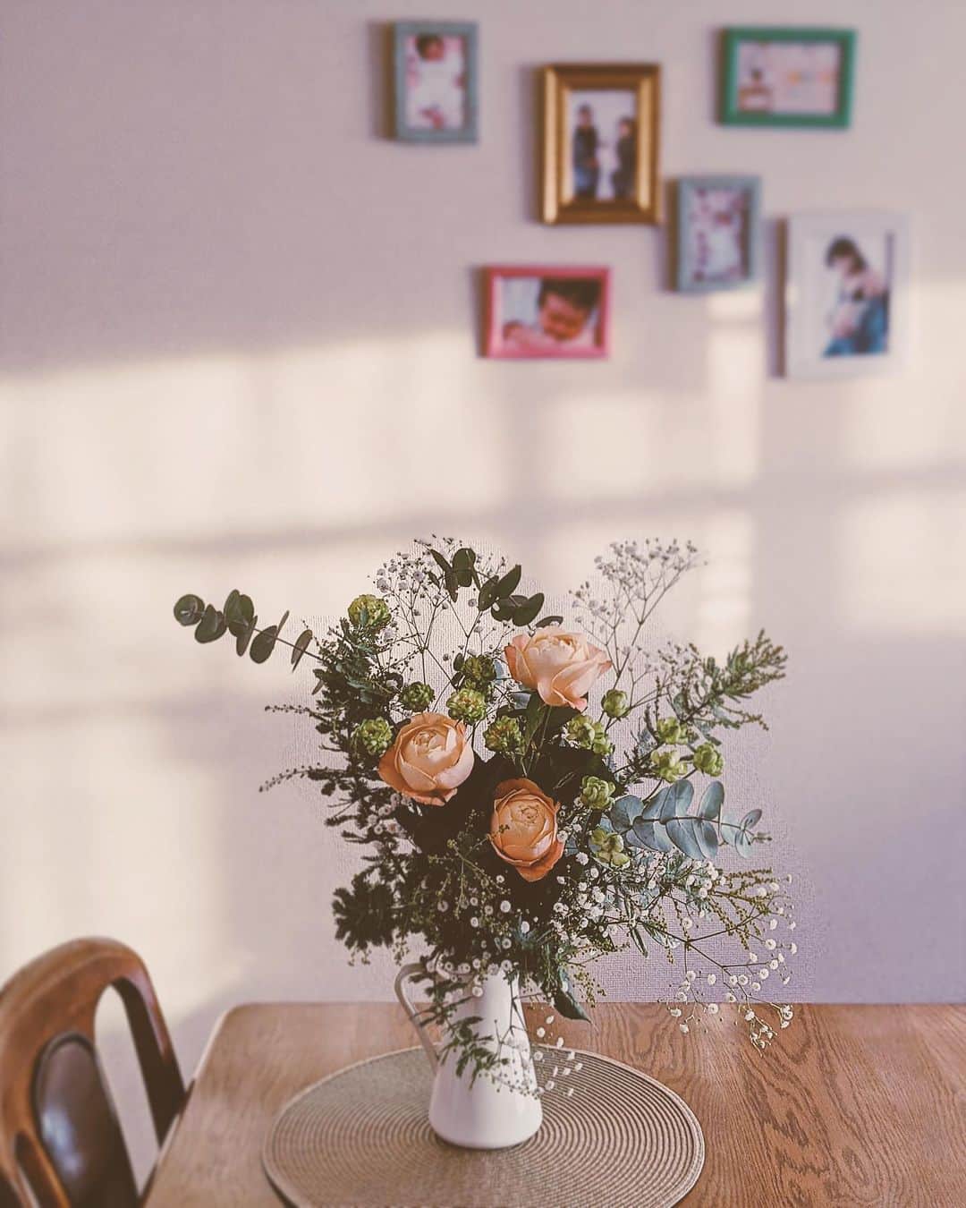 来夏さんのインスタグラム写真 - (来夏Instagram)「#💐 ほとんどおうちで過ごす期間 お花があるだけで明るさと気分高まる！☺️ _  ピンクの薔薇の花言葉は 優しさ だそう💗 今の私をイメージして 3人家族になったから3本にしたんだ🌹🌹🌹って @shipogram @kogenatsu920 が プレゼントしてくれた💝 その優しさが満点すぎる ありがとう🥺 ぁあ癒される😌✨ #thankful #family  #home #flowers #pixelで撮影 #teampixel」12月16日 17時42分 - rairairaika