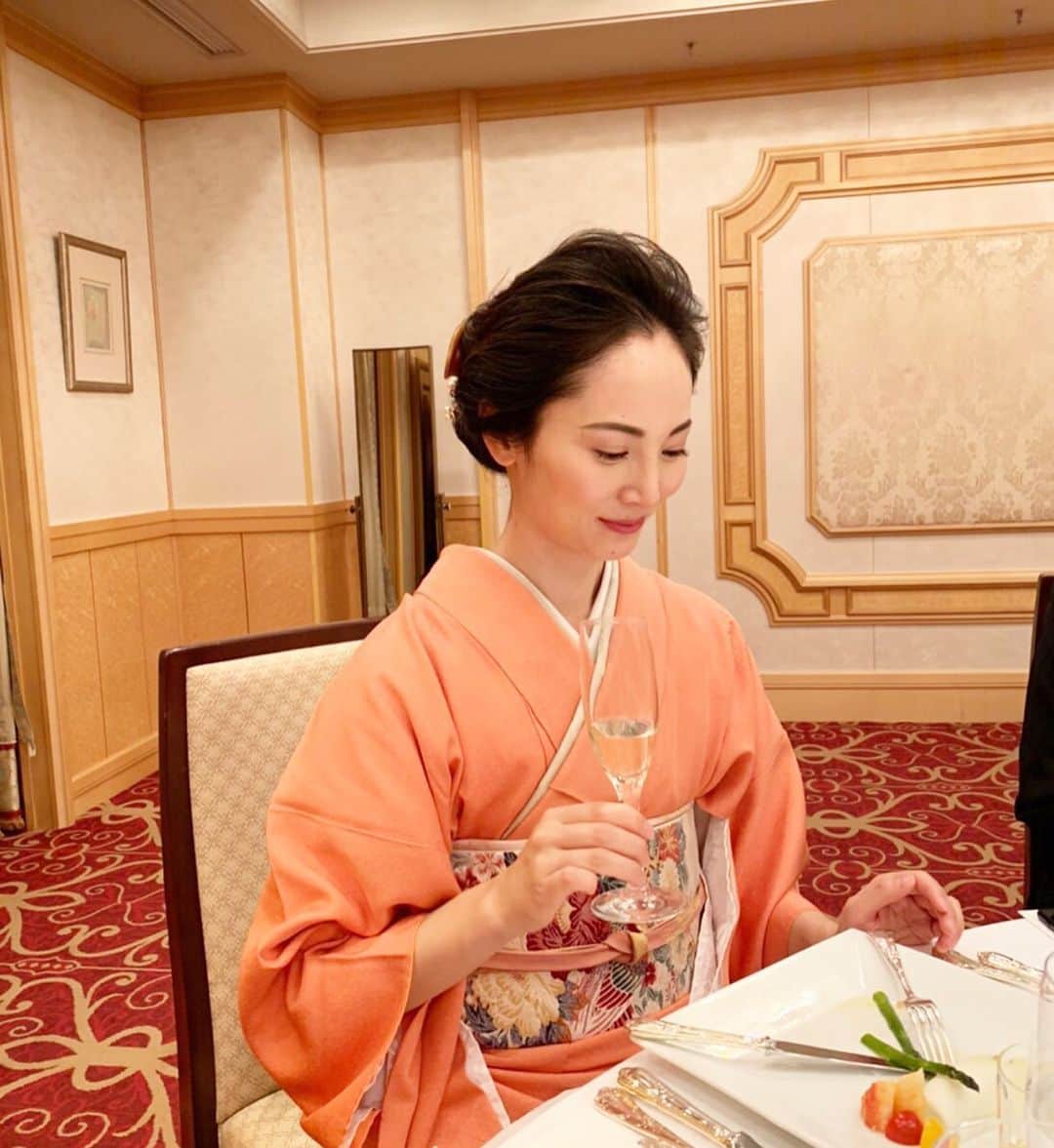 日高薫のインスタグラム：「七五三当日に使ったコスメは💄 @mediplus_official  の 🧡#メディプラスレアパクトBB (オールインワンファンデーション) 🧡#メディプラスクリーミィルージュOR01 🧡#メディプラスクリーミィルージュPK02  オールインワンファンデーションは下地なしで使えてコンシーラー部分も重ねればカバー力と厚塗り感がなく理想肌になれました😍🥰❣️✨ リップは２色まぜてコーラルオレンジ色に🧡💕💄 さりげなく色づくので普段使いにぴったりです☺️ #メディプラス #着物メイク #七五三ママ #七五三メイク #オールインワンファンデーション #makeup #make #beauty #instabeauty #美容」