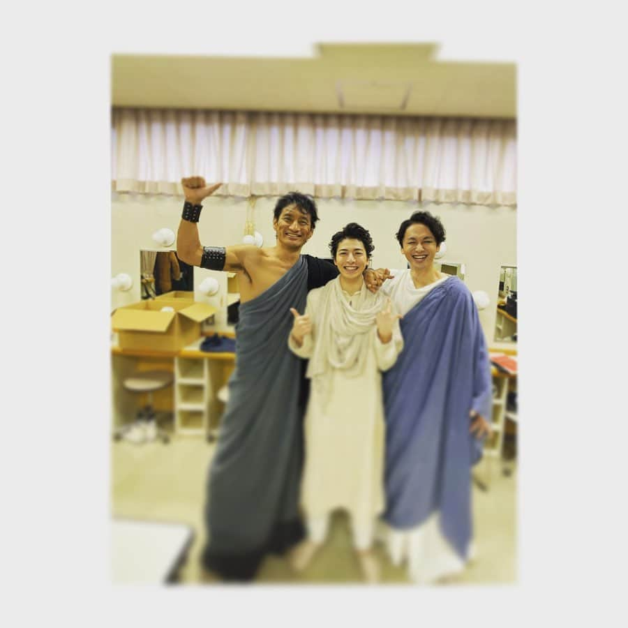 橋本淳さんのインスタグラム写真 - (橋本淳Instagram)「. 舞台「カリギュラ」 . 全31公演 無事に全て終了しました。 東京、久留米、神戸、仙台 ご来場くださいました皆様、 ありがとうございました。 . 10月から稽古が始まった この2カ月半は本当に充実し 毎日が新鮮で楽しい時間でした。 . 栗山民也さん演出を受けることができて幸せでしたし とても贅沢な時間でした。 この期間に台本に刻んだ、栗山さんの沢山のお話や言葉は 今後の道を暖かく照らして 示してくれるような気がします . 仲の良い座組で 和気藹々としつつ、やるときは瞬間に締まる バランスと感覚の良い現場でした。 皆さんと共演出来て良かったです。 . そして座長の将暉とのシーンは 稽古期間中から毎回楽しくて さまざまな彩りなセッションが出来ました。 その瞬間に生まれたもの、 それをひたすらに大事にしたやり取りをしているあの時間は、 何物にも変えられない貴重な体験です。 皆さんに感謝しかありません。 . そしてお客様、 ありがとうございました。 皆様は何を感じましたか？ 様々な感想があっていいと思います。 答えは一つではないですしね。 . 「歴史の中に入る」と覚悟して 他人のきっかけになったカリギュラが 皆様の中で「生き続ける」ことを願っております。 . 本当にありがとうございました！ . . . #カリギュラ  #栗山民也 #菅田将暉 #秋山菜津子 #高杉真宙 #谷田歩 #橋本淳」12月16日 17時47分 - atsushi_hashimoto_official