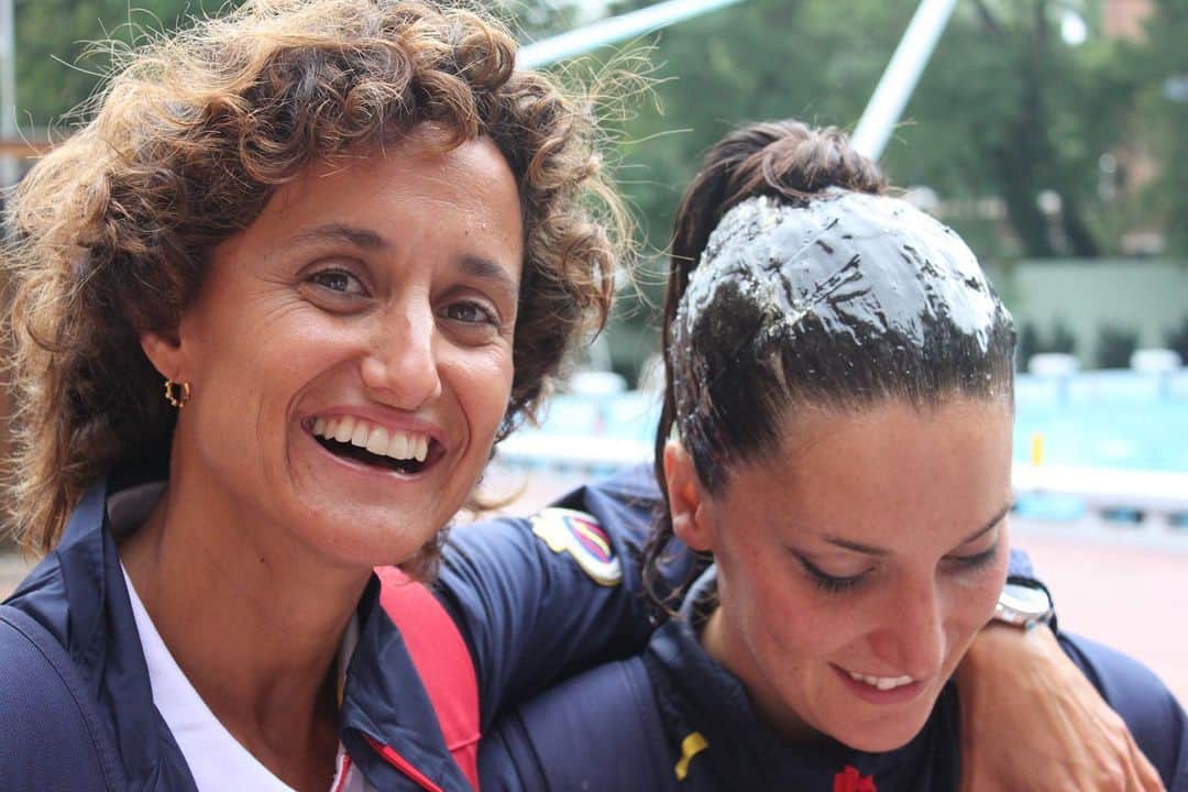 アンドレア・フエンテスのインスタグラム：「#Mondaymotivation with @ermakova.anastasia83 “The relation athlete-coach”  A lot of swimmers write me their problems and a big amount mention issues with their coaches. The best thing you can receive from a coach is the inspiration and guide. A coach can be one of the most important persons in your life and make you be a better person. She is the one who will make you pass your limits, the one who will make you grow. A best friend and the worst enemy at the same time ;) As a swimmer I always had a very good relation with my coaches and school teachers. I took the maximum I could from them. So I’m very grateful to had the chance to do it. Why?  1.- Mainly because I was (and I am) VERY HUNGRY to LEARN. Not only with the teachers, from EVERYBODY. This is very important because absolutely everybody has something to learn from.  2.- I always know that NOBODY IS PERFECT, neither I am, so I don’t expect perfection from others. This help a lot to not have expectations and frustrations. I don’t expect anybody to solve my problems so I don’t get disappointed. If they “attack” me, I try to learn from it.  3.- I COMMUNICATED with them with 100% TRANSPARENCY. As coaches if the swimmer reticent to have dialogue you won’t connect. Even if it’s for a negative issue that involves the coach, tell her BUT in private, never talk against the coach in front of the team. She will never take it well. If you explain your problems and also good experiences you will build a good relation and the will to help each other. This means GROWTH, for both! If you have a problem with her, it’s very important you talk to her, with all the love you have inside, because as coaches we feel everything and no communication means no trust. No communication means no motivation to grow neither! What to do if there is no way to CONNECT with her? Tell her. Yes. All you think. Ask about how to improve the relation. This is the best thing you can do in ANY RELATIONSHIP. Talk. Nobody wants uncomfortable relationships, if both of you agree in improve it, it will happen but it has to be an agreement and a plan! Don’t miss this unforgettable opportunity to have this person on your life!」