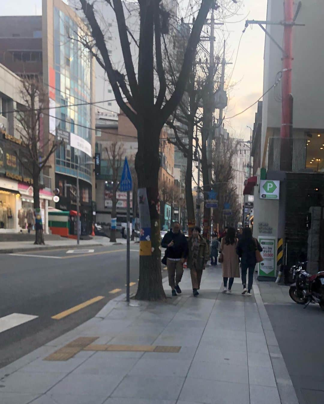 エリナさんのインスタグラム写真 - (エリナInstagram)「낮에 맛난거 먹구 산책하고 쇼핑도하고 좋다❤️사람은 햇빛 맞아야 힘이 나네요 ☀️ たまには日光あびて散歩しながらショッピングするのもいいなと思った🥺 #쇼핑 #selfie #me#instagood #instalike」12月16日 17時51分 - erina_hrn