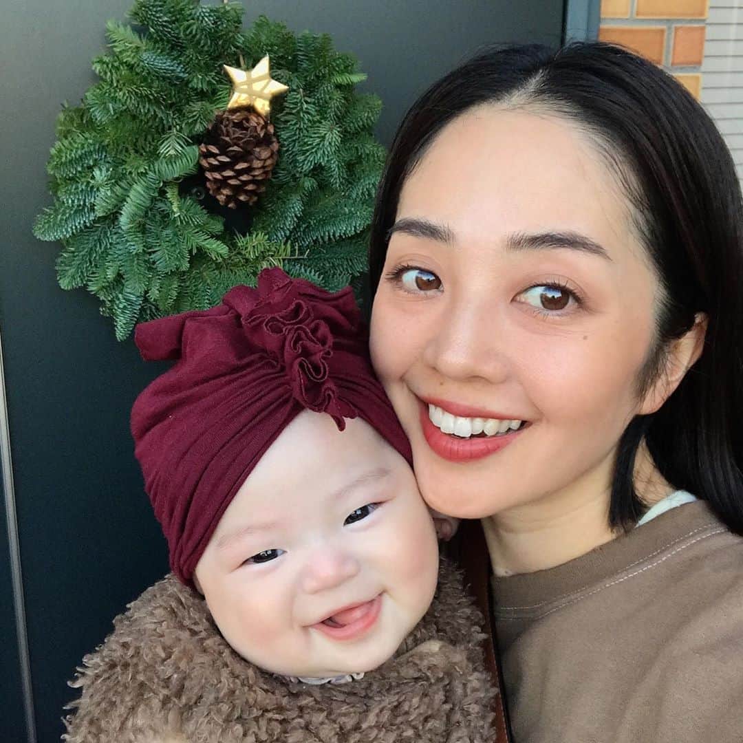 濱中鮎子のインスタグラム：「今日は暑かったなぁ.... 玄関に簡単リースを。笑🎄 お嬢と自撮りしてみたが、お嬢の白さ際立つ結果に！☃️ 私は秋にごっそり抜け落ちた毛が一斉に生え出して、ものすごいぴょんぴょん短い毛が立って大変な事態に......... 一日が２時間くらいに感じますが、 今週も頑張るぞー！  #お嬢とクリスマス  #星は以前らぶちゃんがくれたもの」
