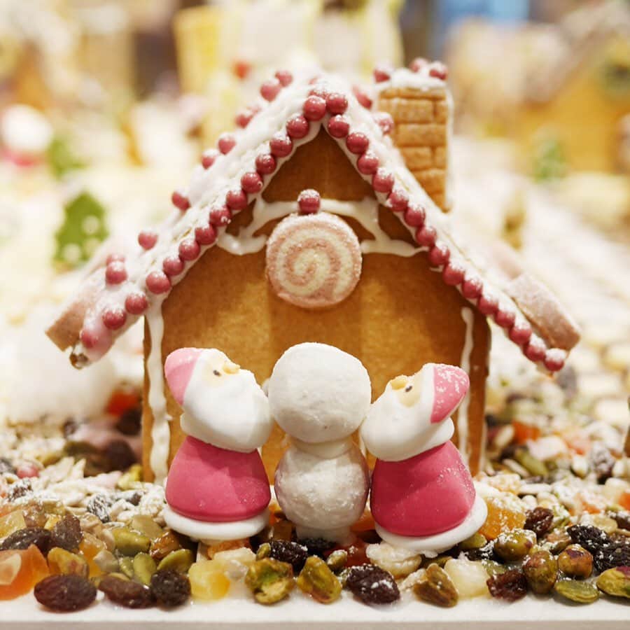 無印良品さんのインスタグラム写真 - (無印良品Instagram)「【銀座】お菓子でできた銀座の街 白い雪と鮮やかなツリー、お菓子、心を込めたプレゼント。 クリスマスは、その存在だけで私たちに喜びをくれる日です。 無印良品 銀座の1階に、クリスマスの楽しさがあふれるお菓子の街ができました。 - #無印良品 #MUJI #クリスマス #christmas #ホリデーシーズン #xmas #クリスマスお菓子 #クリスマススイーツ #クッキー #おやつ #お菓子の家 #おかしの家」12月16日 18時00分 - muji_global