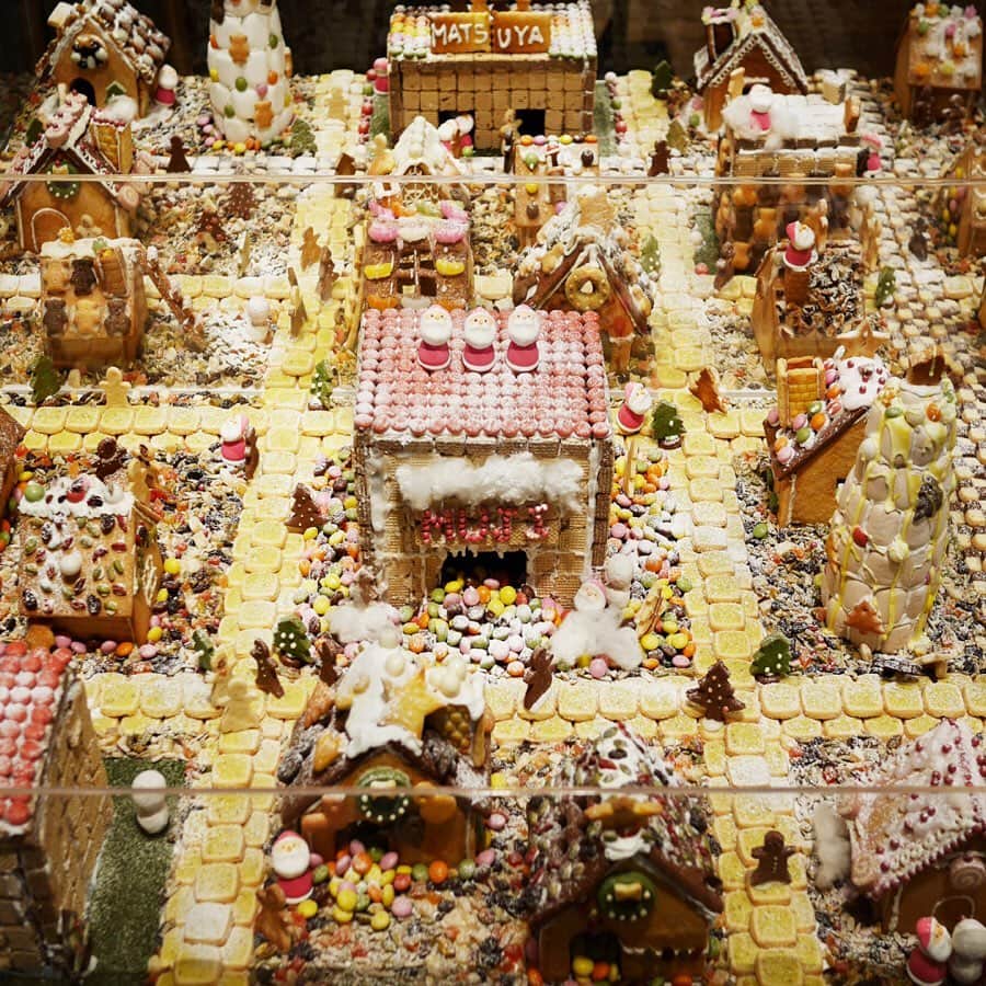 のインスタグラム：「【銀座】お菓子でできた銀座の街 白い雪と鮮やかなツリー、お菓子、心を込めたプレゼント。 クリスマスは、その存在だけで私たちに喜びをくれる日です。 無印良品 銀座の1階に、クリスマスの楽しさがあふれるお菓子の街ができました。 - #無印良品 #MUJI #クリスマス #christmas #ホリデーシーズン #xmas #クリスマスお菓子 #クリスマススイーツ #クッキー #おやつ #お菓子の家 #おかしの家」
