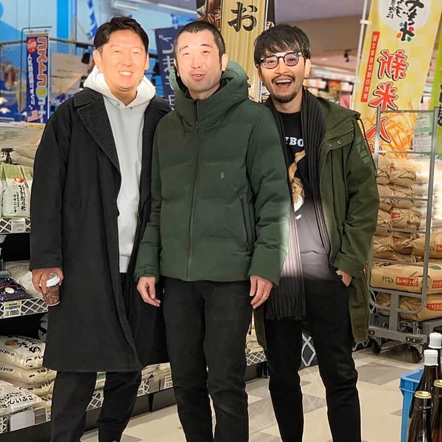 小柳津林太郎のインスタグラム：「今回は、闘病生活を乗り越えた友人おすすめのパワー飯へ🍚  宮城県岩沼市の地元スーパーに併設されている食堂で海鮮丼をいただきました。 さすがの東北クオリティ！！ 鮮度、味ともに抜群でした！また行きたいな、東北🤗  #rinstagram #宮城県 #岩沼市 #海鮮 #海鮮丼 #パワー飯 #東北 #旅行 #仲間  #PL学園 #同級生 #仙台  #癌治療 #ストレス緩和 #笑顔は最高の治療 #最高の仲間 #🌹」