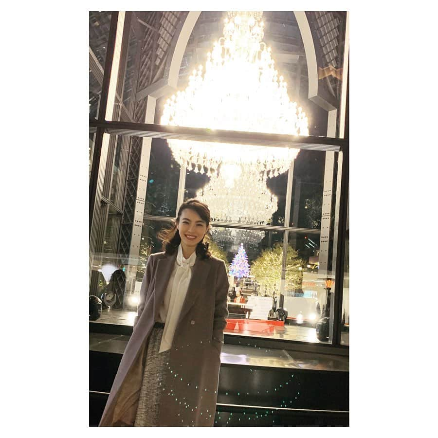 古川美有さんのインスタグラム写真 - (古川美有Instagram)「YEBISU GARDEN PLACE💎 . 本日より公開のデジタル広告に出ています。 1枚目はオフショット。 恵比寿ガーデンプレイスの敷地内のどこかで見られるらしい（私も未確認。笑）ので、ご来場の際は是非チェックしてみてください！ . 今年のバカラも圧巻でしたー🎄✨ #恵比寿 #恵比寿ガーデンプレイス #広告 #デジタルサイネージ #クリスマス #バカラ #シャンデリア #yebisu #ebisu #gardenplace #xmas #baccaratchandelier  #mywork #modeling」12月16日 18時01分 - miyukogawa