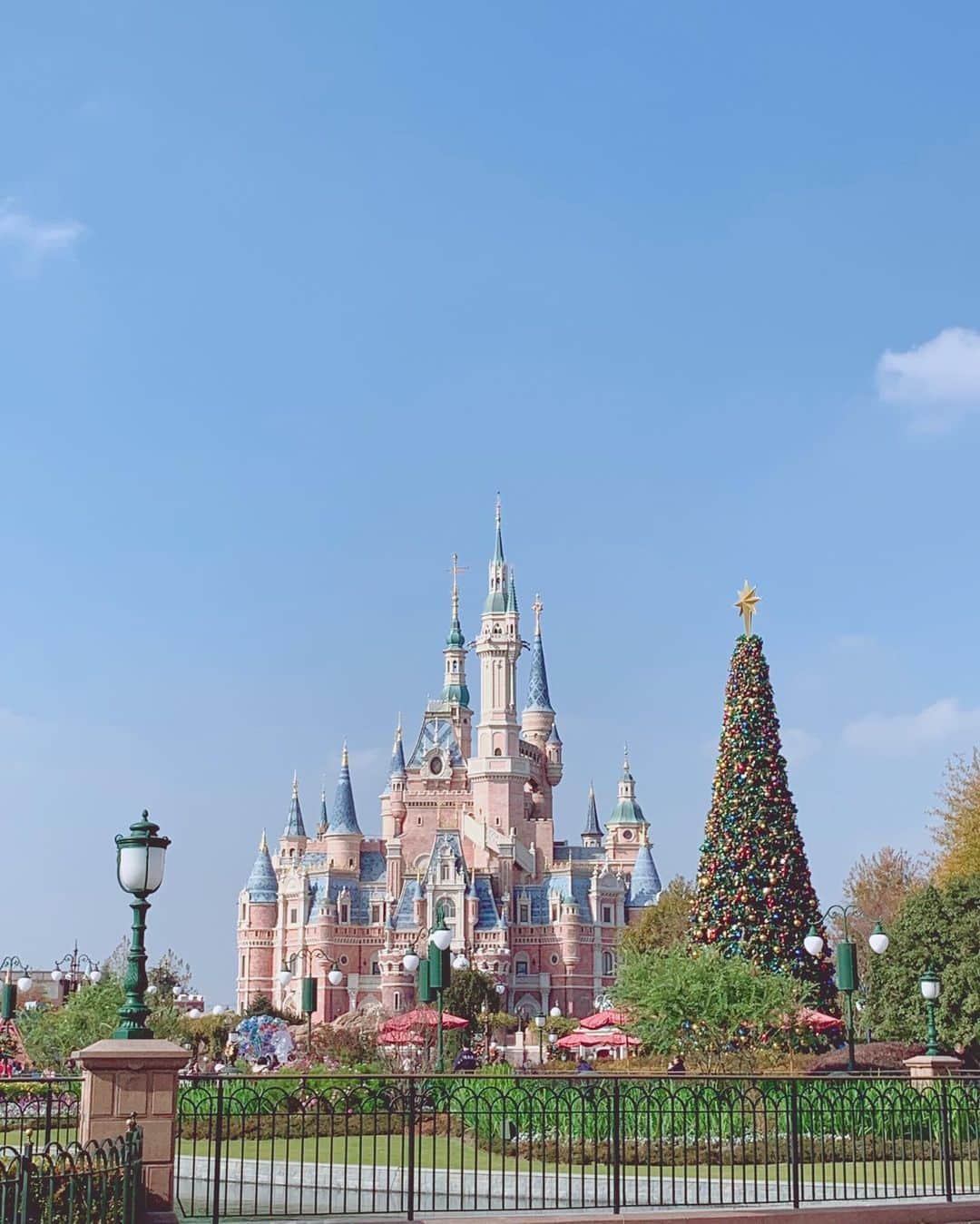 金子実加のインスタグラム：「上海ディズニーランド🧡 . . . . . . . . . . #上海ディズニーランド #shanghaidisneyland #mickeymouse #上海　#上海旅行　#旅行 #金子実加」