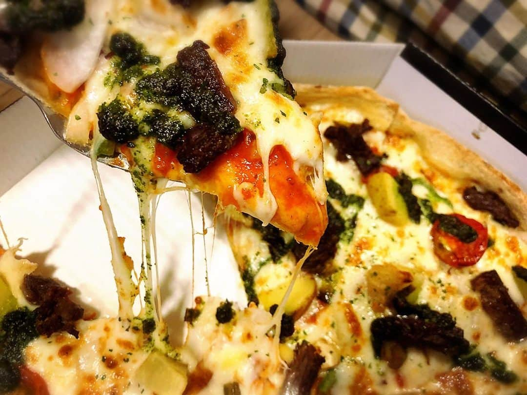 とぎもちさんのインスタグラム写真 - (とぎもちInstagram)「チョンニョンピザでバジルクリスマスピザを出前注文🍕🎄✨ チーズ追加無しでもチーズたっぷり！ステーキ、トマト、ジャガイモなどが乗りバジルソースのかかったピザ💕 美味しかった~🤤💓 ♡ #チョンニョンピザ #青年ピザ  #バジルクリスマス #韓国 #韓国ペダル #韓国グルメ #韓国ピザ #ピザ #청년피자 #바질크리스마스 #피자 #배달 #먹스타그램 #토기모치 #とぎもち #とぎもちkorea #토기모치mukbang #먹방 #유튜버 #유튜브」12月16日 18時15分 - togistagram