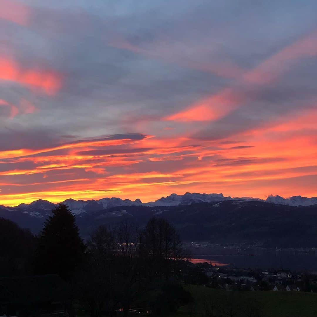 ニック・ハイドフェルドのインスタグラム：「#goodmorning #nofilter #zürisee . . . #lakezurich #switzerland #home #homesweethome #clouds #mountains」