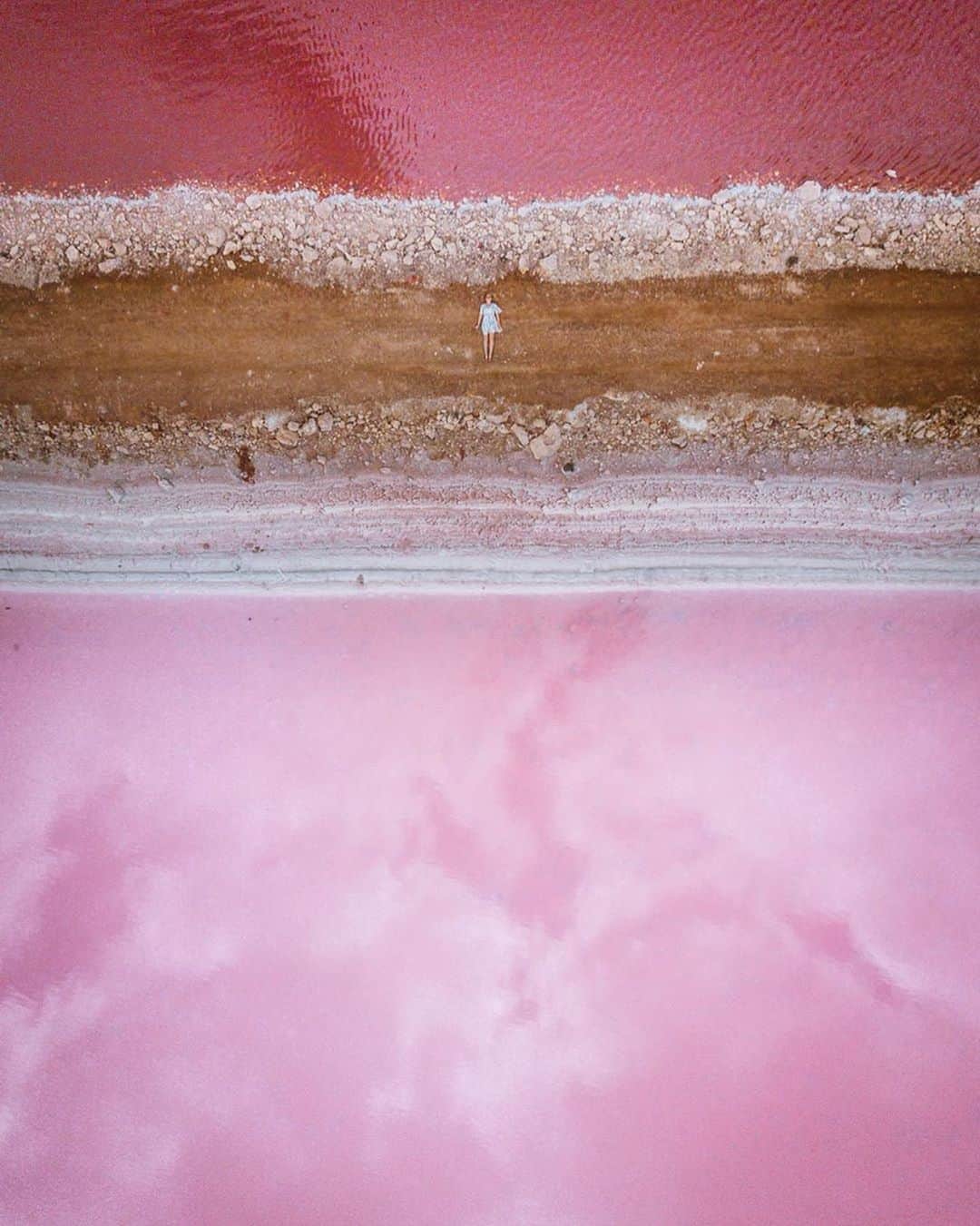 GENIC 公式インスタグラムさんのインスタグラム写真 - (GENIC 公式インスタグラムInstagram)「ピンクの湖に映る雲、とっても可愛い😍☁️﻿ 西オーストラリアにある、ピンクレイク(ハットラグーン)💓﻿ 加工ではなく、本当にピンク色なんです✨﻿ ﻿ 季節や時間によっても色味が変わるので、﻿ どんなピンクに出会えるかはその時のお楽しみ！﻿ パースから車で約6時間ほどの場所です。﻿ ________________________________﻿ spot #Australia﻿ Photo  @thegingerwanderlust  ________________________________﻿ @genic_japan﻿ 日本を旅したくなる写真、最新スポットなど更新中！﻿ Share amazing photos of Japan to all over the world.﻿ ________________________________」12月16日 18時12分 - genic_mag
