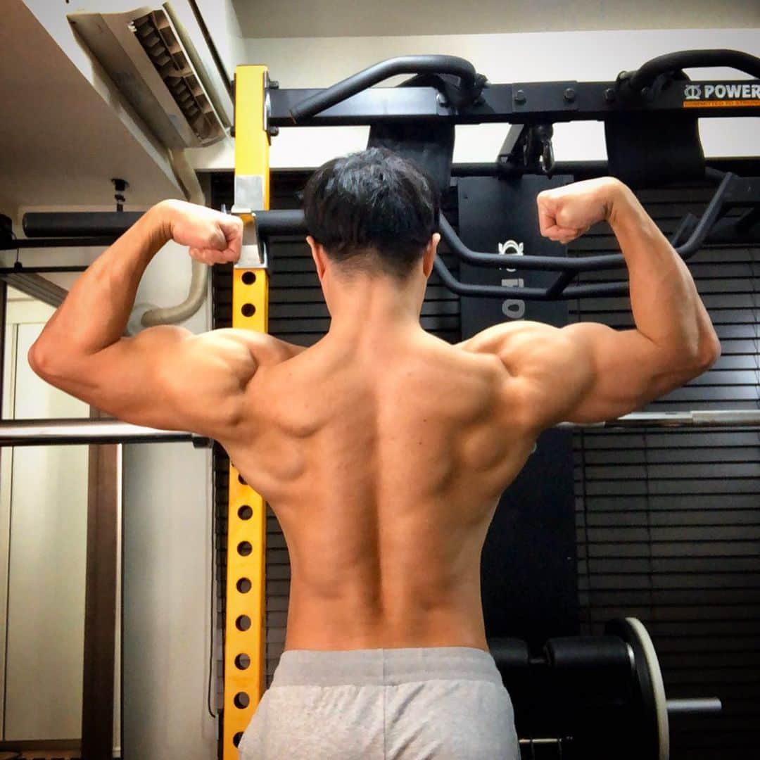 コアラ小嵐のインスタグラム：「83kg。背中が1番成長してないかも…トレーニング変えよ。  #広背筋　#背中」