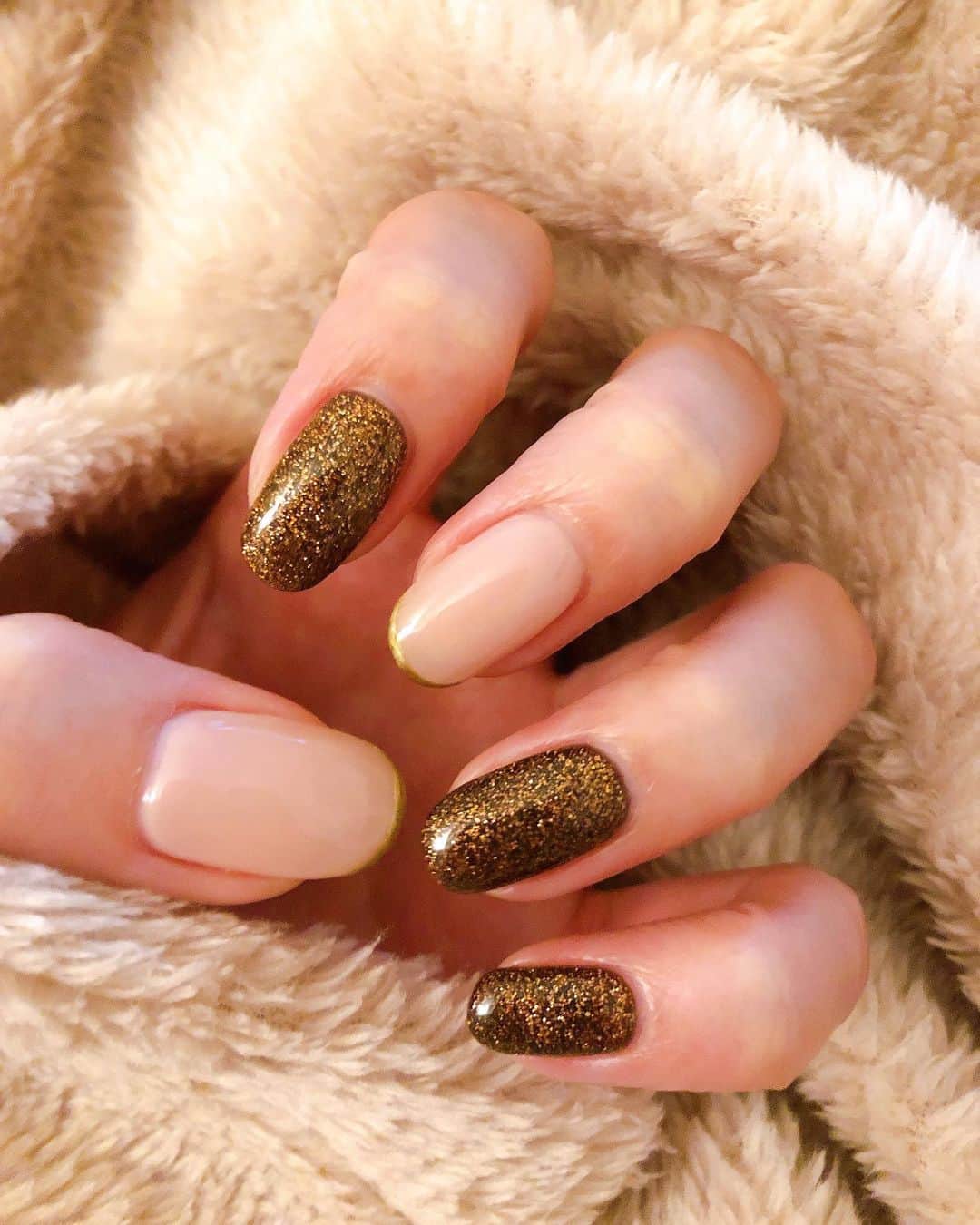 LORYのインスタグラム：「#newnail 💅 ブラウンラメがかわいい🧸💕 @nailiejp で予約できるよ🥰 @tru_harajuku  @trunail  #ブラウンラメネイル#trunail#秋冬ネイル#細ラインネイル」