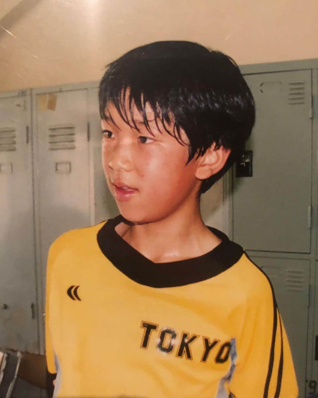林彰洋のインスタグラム：「この年までサッカーを続けてるとはこの時の僕は想像していなかったかもしれません。 そんな少年だった自分が来シーズンもFC東京と共に闘えることを誇りに思います。 人生というものは、なかなか思った様にいかない部分も多いと感じますが、近年の自分のサッカー道は特に楽しんで進めていると感受しています。 来年もどうぞ怒涛の年になることは間違いありません。 それをより良い物にできるか、またサポーターと一緒に作り上げていけたら幸いです。 ２０２０年Olympic year でもありますが、このオリンピック熱を越える熱さを共によろしくお願いします🤝  木木 #fctokyo」