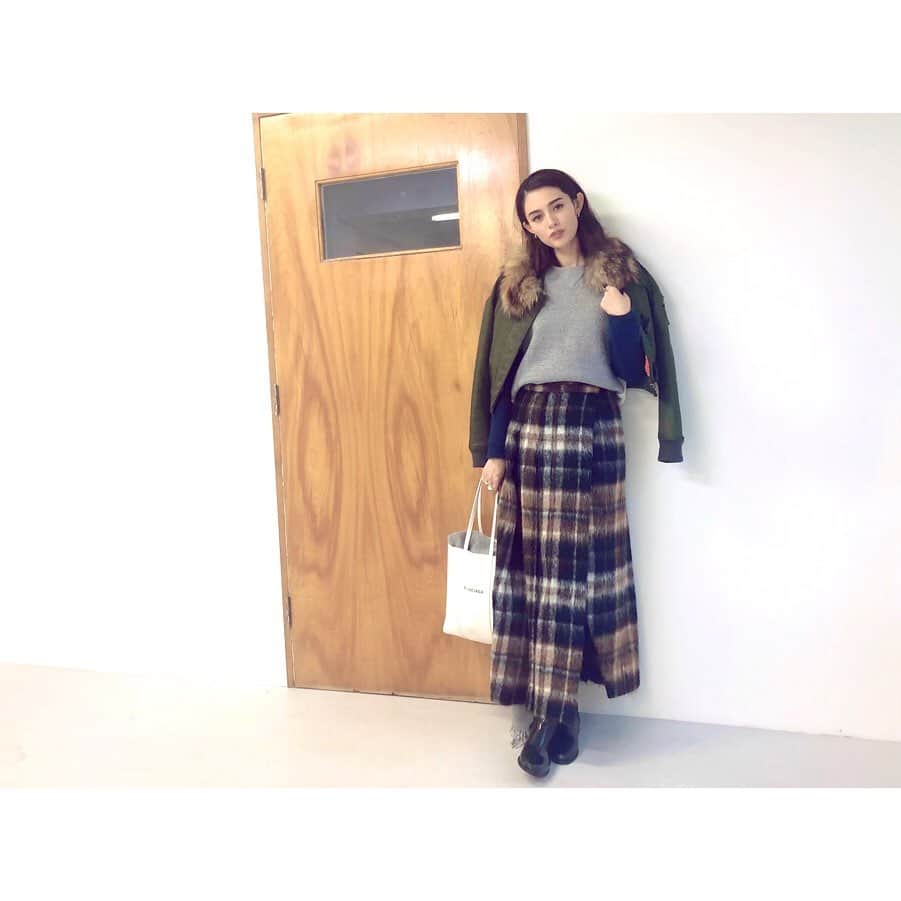 渡辺知夏子さんのインスタグラム写真 - (渡辺知夏子Instagram)「リクエスト私服です📸 . ロングスカートの中はブラウンタイツ。ベージュブラウン、スモーキーカーキのタイツ履くのが好き👍 トークイベントの時に履いてたスカートだよ🧡 . . ブランドはタグ付けしたので見てください✨ . とにかく最近はアースカラーってか、秋冬の山っぽい色が好き🌍 トレンドで沢山出てるって事もあるし、例年よりブラウンが好き🧡 いつ気が変わるかは自分でもわかりませんー🤔 気づいたけど、夏もカーキとか着てるし年中こんな感じの色だわ笑 トレンドも着るけど、すぐ着れなくなる服はどんどん選ばなくなってます。 ワンシーズン着たら変えればいいや　って考えだと消費するばかりだから💦 良いもの大切に着る派です🌍 だから結構何年も前の服も合わせて着てる！  #fashion #私服コーデ」12月16日 18時21分 - chikako_724