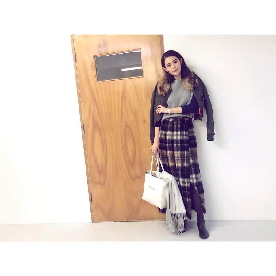 渡辺知夏子さんのインスタグラム写真 - (渡辺知夏子Instagram)「リクエスト私服です📸 . ロングスカートの中はブラウンタイツ。ベージュブラウン、スモーキーカーキのタイツ履くのが好き👍 トークイベントの時に履いてたスカートだよ🧡 . . ブランドはタグ付けしたので見てください✨ . とにかく最近はアースカラーってか、秋冬の山っぽい色が好き🌍 トレンドで沢山出てるって事もあるし、例年よりブラウンが好き🧡 いつ気が変わるかは自分でもわかりませんー🤔 気づいたけど、夏もカーキとか着てるし年中こんな感じの色だわ笑 トレンドも着るけど、すぐ着れなくなる服はどんどん選ばなくなってます。 ワンシーズン着たら変えればいいや　って考えだと消費するばかりだから💦 良いもの大切に着る派です🌍 だから結構何年も前の服も合わせて着てる！  #fashion #私服コーデ」12月16日 18時21分 - chikako_724