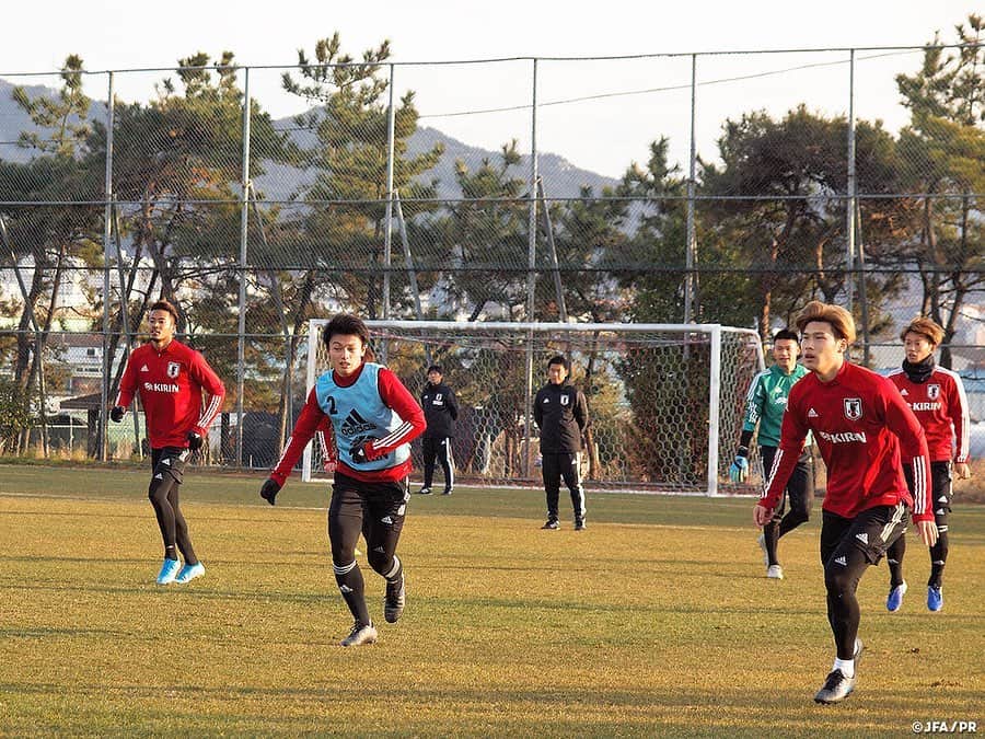 日本サッカー協会さんのインスタグラム写真 - (日本サッカー協会Instagram)「📸12/15(日) #SAMURAIBLUE （日本代表）は、勝利した香港代表との第2戦から一夜明けて、韓国の釜山市内で最終戦の韓国戦へ向けて調整しました。 ・ 3人一組でのシュート練習では、中盤からパスや走りを加速させて相手DFを突破する動きを繰り返し、横内昭展コーチは「お互いに同じ絵を描く」ように注意を促していました さらに、ハーフコートでゴールを置いてフリーマンを付けた4対4のミニゲームを実施。ボールタッチ数に制限を付けて、精度と素早い切り替えを意識して取り組みました。 ・ 📆12/18 19:30KO　🆚韓国 📍Busan Asiad Main Stadium 📺フジテレビ ・ #daihyo #新しい景色を2022 #E1 ―――――――――――――――――― EAFF E-1サッカー選手権2019 決勝大会 📆12/10 2-1 中国 📆12/14 5-0 香港 📆12/18 19:30KO 🆚韓国 📺フジテレビ ・ 👉大会情報はJFA.jpへ ――――――――――――――――――」12月16日 18時21分 - japanfootballassociation