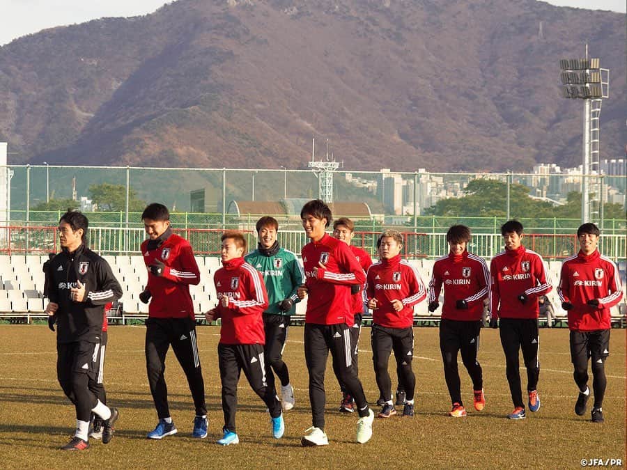 日本サッカー協会さんのインスタグラム写真 - (日本サッカー協会Instagram)「📸12/15(日) #SAMURAIBLUE （日本代表）は、勝利した香港代表との第2戦から一夜明けて、韓国の釜山市内で最終戦の韓国戦へ向けて調整しました。 ・ 3人一組でのシュート練習では、中盤からパスや走りを加速させて相手DFを突破する動きを繰り返し、横内昭展コーチは「お互いに同じ絵を描く」ように注意を促していました さらに、ハーフコートでゴールを置いてフリーマンを付けた4対4のミニゲームを実施。ボールタッチ数に制限を付けて、精度と素早い切り替えを意識して取り組みました。 ・ 📆12/18 19:30KO　🆚韓国 📍Busan Asiad Main Stadium 📺フジテレビ ・ #daihyo #新しい景色を2022 #E1 ―――――――――――――――――― EAFF E-1サッカー選手権2019 決勝大会 📆12/10 2-1 中国 📆12/14 5-0 香港 📆12/18 19:30KO 🆚韓国 📺フジテレビ ・ 👉大会情報はJFA.jpへ ――――――――――――――――――」12月16日 18時21分 - japanfootballassociation