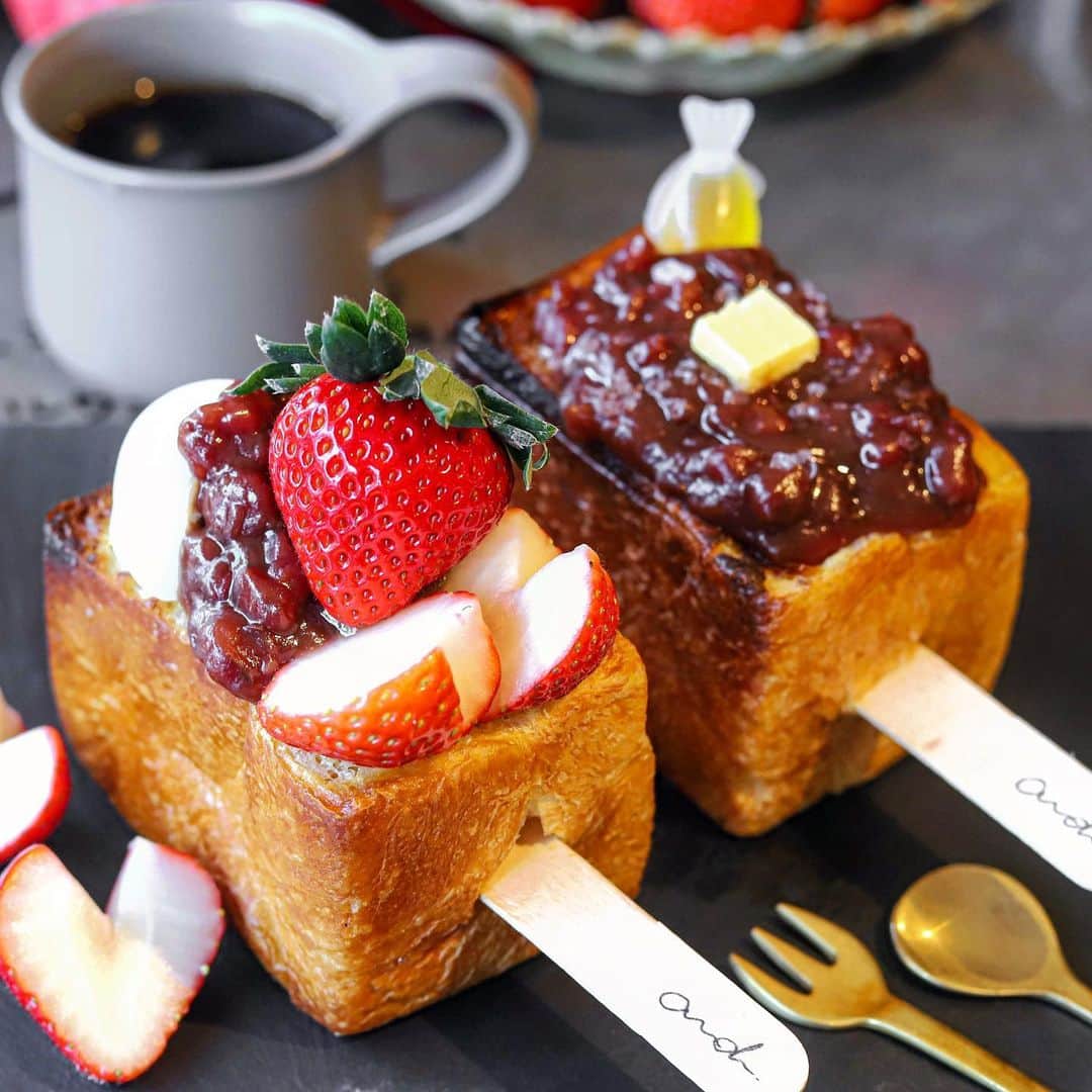 きょん。さんのインスタグラム写真 - (きょん。Instagram)「. .  and cafe @and___cafe  いちご大福、と あんバター。  ひとひねりも ふたひねりも 加えられた 愛情たっぷり 焼きしょくぱん。  食べる前から 美味しいよ。  #andcafe #osaka#sweets」12月16日 18時28分 - kyon_tokiiro