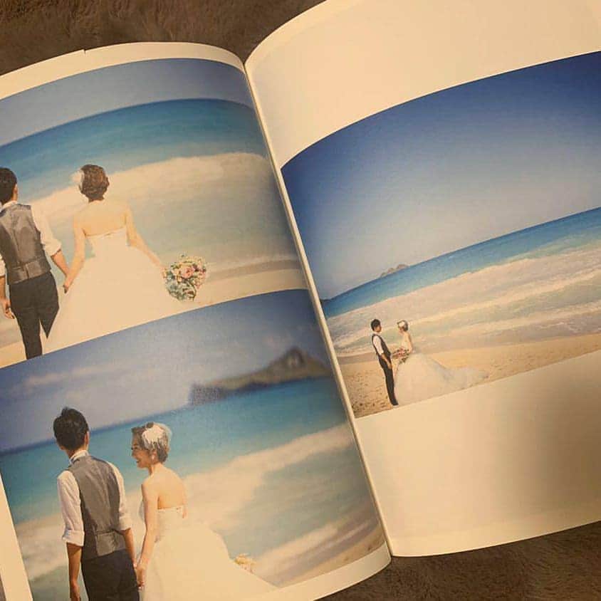 Photobackさんのインスタグラム写真 - (PhotobackInstagram)「本日ご紹介するのは、 yuki❁(@yu_sn128.wedding)さまの 作品です🏝 結婚式前撮りとして 撮影したハワイのフォトツアー を素敵にまとめた一冊🥰 . 『思い出をアルバムに まとめたくてつくりました🏖 アイテムはGRAPHでつくったので 写真集のような仕上がりも満足です💝』 と、yuki❁(@yu_sn128.wedding)さま📙 . 中面のお写真を見てみると いろいろな場所や シチュエーションで 撮影されていて 本当に楽しそうな 雰囲気が伝わります💌 . また、今回 “写真集” というイメージにも こだわったそうで、 ちょっぴり非日常感が 感じられるのもとっても おしゃれですね👰 . yuki❁(@yu_sn128.wedding)さま、 今回は素敵な作品を ありがとうございました😍 . #photoback #フォトバック #フォトアルバム #フォトブック #photoback作品紹介2019 #GRAPH #思い出  #ウェディングフォト #ウェディングアルバム #ウェディングブック #ウェディングフォトグラファー #大人結婚式 #大人花嫁 #プレ花 #プレ花嫁 #結婚 #前撮り #ハワイ」12月16日 18時41分 - photoback.jp