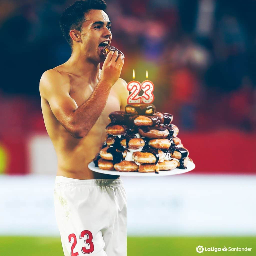 LFPさんのインスタグラム写真 - (LFPInstagram)「Have a sweet day, @sergioregui. 😊🍩 Happy Birthday! 🎂 • Que tengas un día muy dulce, @sergioregui. 😊🍩 ¡Feliz cumpleaños, @sergioregui! 🎂 • #Reguilon #HappyBirthday #HBD #SevillaFC #LaLigaSantander #LaLiga」12月16日 18時35分 - laliga