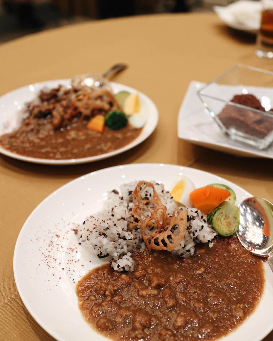 李 雨瀟さんのインスタグラム写真 - (李 雨瀟Instagram)「高カカオチョコレート入りカレー🥄 美味しくてペロリと完食💕 . 明治様にご招待頂き、チョコレートフォーラム2019へ。 来年のバレンタインのトレンドや高カカオチョコレートのいろんな美容・健康効果について聞いてきたの♡ バレンタイン予測2020も聞いて、まだ年も越してないのに来年のバレンタインが楽しみになってきちゃったなぁ🥰 . 来年のバレンタインは「相手の健康を想ってチョコを贈る 」のがトレンドになるそうで、カカオをしっかり使った高カカオチョコで私も作りたいなぁ✨ というよりまずは作り置きカレーをさっそくカカオを入れて作りたい🙋‍♀ . 高カカオチョコレートには美肌効果もあるんだって♡甘くて癒されて更に美容にもいいなんて、最高だ❤️ . . #チョコ #チョコ好き #甘いもの好き　 #バレンタイン2020 #高カカオチョコレート #カカオポリフェノール #健康バレンタイン #チョコレートフォーラム2019 #meiji #promotion #chocolate #sweets #低Gl」12月16日 18時35分 - yuisho_ri