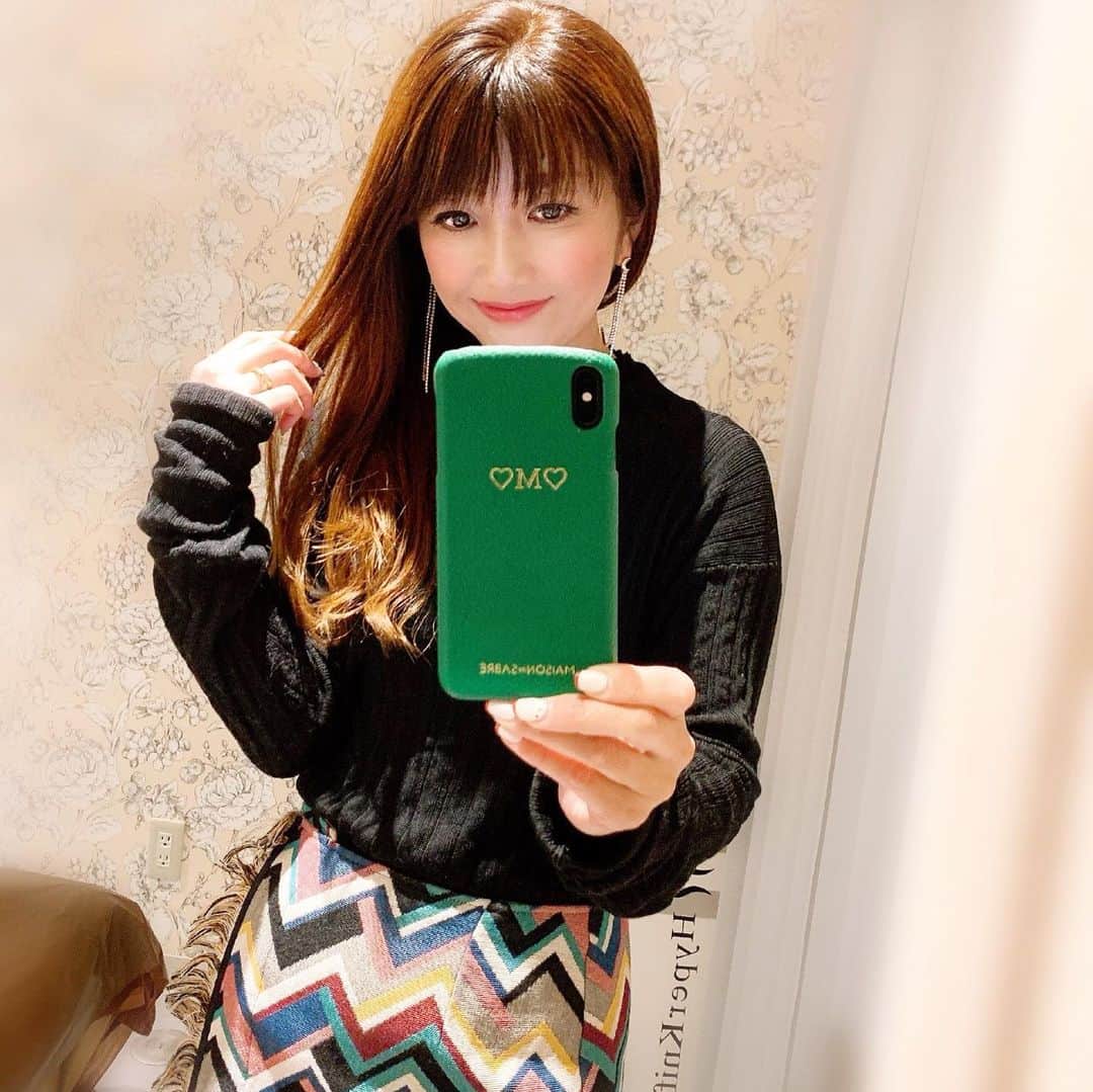 のインスタグラム：「🎄🎁🎅🌟 . 今日はボディメンテナンスへ💪✨ 自分の体の数値を知る事って 大切だと思ったよ(๑•🐽•๑) またレポします🥺✊ . ✩ ⋆ ✩ ⋆ ✩ ⋆ ✩ ⋆ ✩﻿ ⋆ ✩ ⋆ ✩﻿ . おꫛꫀꪝ✧‧˚の📱ケースは @maisondesabre のもの✨✨ どのカラーも可愛くって迷ったけど ビビっと来た💡 私のバースデーカラーの エメラルドグリーンに💚💚💚 イニシャル♡M♡を入れたよ〜🎶🎶 . 本日16日まで❦ℯꫛᎴ❧ Xmasギフトセットキャンペーン中なので ギリギリセーフでお見逃しなく〜🎄🎁🎅🌟 . . フォロワー様にも特別に 5%OFFクーポンあります🎟 ディスカウントコード: 【Miyuki5OFF】 ※クリスマスギフトセットとの 併用はできません🙅🏻 . . . .  #iPhoneケース #iPhonecase #アイフォンケース #アイフォン#携帯カバー#レザー#レザーケース#プレゼント#プレゼント#クリスマス #クリスマスプレゼント #クリスマスギフト #コーデ#ファッション#シンプルコーデ #きれいめコーデ  #きれいめカジュアル#韓国ファッション#大人可愛い#大人女子#おしゃれさんと繋がりたい #インフルエンサー ✩ ⋆ ✩ ⋆ ✩ ⋆ ✩ ⋆ ✩﻿ ⋆ ✩ ⋆ ✩﻿ 見て下さった方 (*´︶`*)♡Thanks!🎄🎁🎅🌟」
