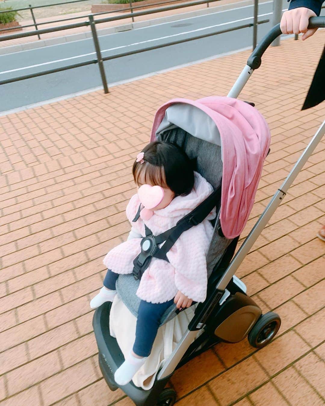 赤松麻里菜さんのインスタグラム写真 - (赤松麻里菜Instagram)「旅行用✈️兼2台目のベビーカーは#bagaboo @bugaboojapan のバガブー アントにしました👼✨ 今まで旅行の時やバスに乗る予定がある日は抱っこ紐だったのですが、さすがに重くてキツくなってきたので…🏋️‍♂️💦 ・ 実際に使ってみて👇 ①なんと言っても軽い❣️小さい❣️ アントという名前だけあって何ともコンパクト🐜✨ 横幅も少し狭めなので改札も余裕でスイスイでした😍🤳 ②折り畳むとさらに小さい🔍 機内持込可能サイズまで折り畳めて、スーツケースの様にガラガラ引っ張れました👏✨ ③見た目もおしゃれで可愛い🖤 キャノピーやシート、ホイールなど自分で好きにカスタマイズできました🥰 私は1台目はブルーとブラックチェックなので、今回は気分を変えてピンクに🌸✨ ・ こんなママにオススメ👇 ①旅行によく行く🌍 ②バスやタクシー、車を使う機会が多い🚖 ③玄関が狭くなるのが嫌🙅‍♀️ 以上ベビーカーを検討している方の参考になれば嬉しいです😊✨ #bagabooant #バガブー #バガブーアント #ベビーカー #ベビーカーレポ #ベビーカー選び #女の子ママ」12月16日 18時38分 - marigram0726