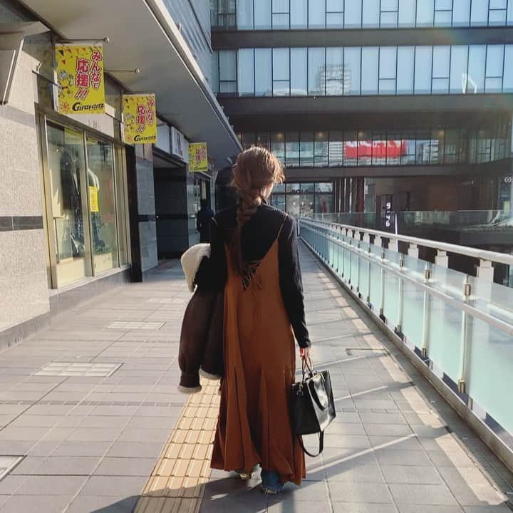 ungrid_minamiのインスタグラム：「. アミュこちらのワンピース再入荷してます❤︎ . プライベートで写真ってなかなか撮りなれてなくて はじめて旦那さんに私服を撮ってもらった記念すべき一枚。 ムービーだったけど（笑） 最近の休みはマイホームの打ち合わせでなかなかハードなスケジュール😬 たのしいんだけどね❤︎」