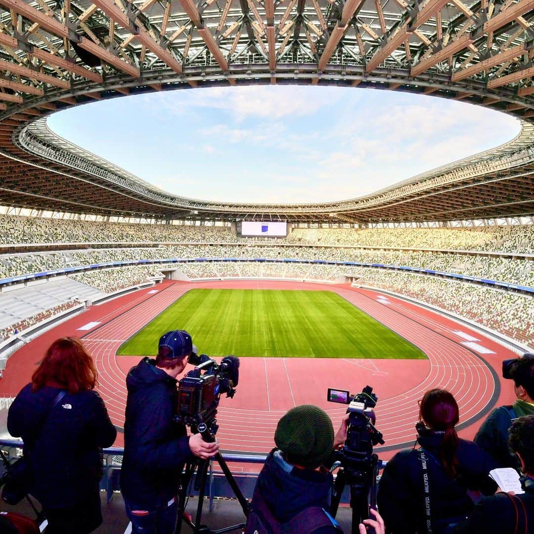公明党さんのインスタグラム写真 - (公明党Instagram)「【国立競技場が竣工】  2020年東京五輪・パラリンピックの主会場となる国立競技場で15日、竣工式が行われました。  国立競技場は、旧競技場が撤去された跡地に約1569億円を投じて建設されました。地上5階、地下2階で、建築面積は旧競技場のおよそ2倍。  16年12月の着工から3年で完成。東京五輪では開閉会式、陸上などの舞台となります。  今後は、21日にオープニングイベントが開催されるほか、来年1月にはサッカー天皇杯決勝、ラグビーの全国大学選手権決勝が行われます。  #国立競技場　#新国立競技場　#スポーツ　#東京五輪・パラリンピック　#東京オリンピック　#東京オリンピック2020  #東京五輪  #杜のスタジアム　#公明党　#小さな声を聴く力」12月16日 18時40分 - komei.jp