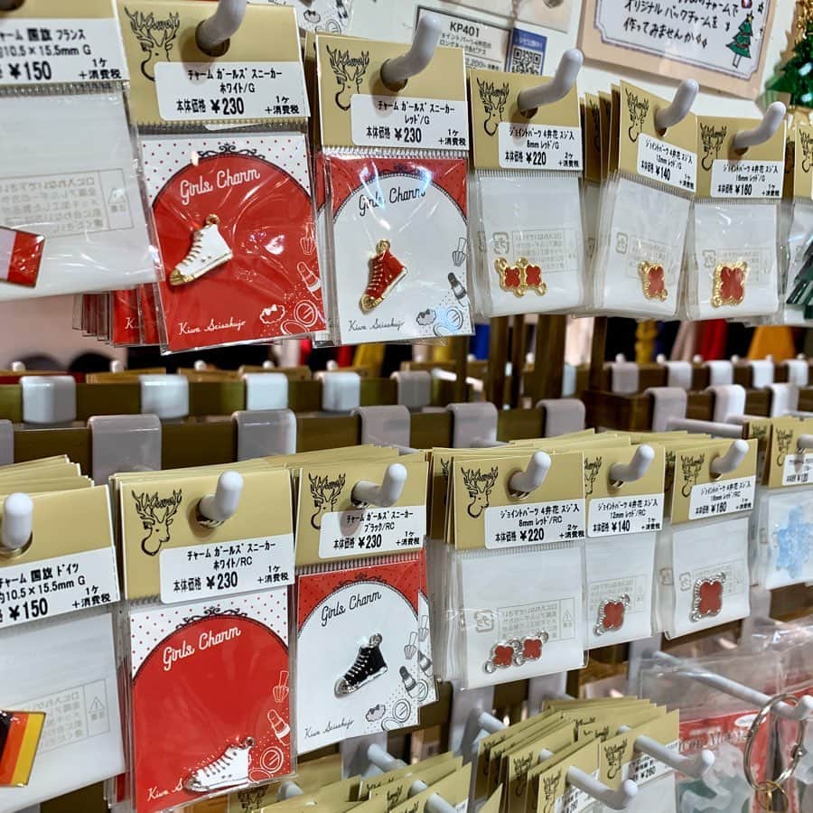 貴和製作所 ラフォーレ原宿店さんのインスタグラム写真 - (貴和製作所 ラフォーレ原宿店Instagram)「。 。 貴和製作所オリジナルチャームに シューズモチーフ👟が登場✨ 。 細部までこだわってお作りしておりますので ぜひ店頭でお手に取ってご覧くださいませ❤️ 。 。 。 ※店舗(オンラインショップ含む)により取り扱い商品・入荷時期が異なります。 。 #公式貴和製作所ラフォーレ原宿店#貴和製作所#貴和製作所ラフォーレ原宿店#ハンドメイド#ハンドメイドアクセサリー#手作りアクセサリー#ラフォーレ原宿 #スニーカー #👟 #チャーム」12月16日 18時40分 - kiwa_laforet