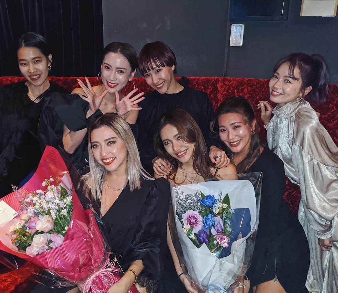 のインスタグラム：「10年間毎年お祝いしてくれてる皆😂❤️ 昔の写真見てたらどんな時もいつも楽しそう笑 そして全力でギャル😂😂 今は皆忙しいし、家庭があったりして中々集まれないけどこうやってお祝いしてくれて嬉しい❤️ #happy #bff #昔の写真髪色ムラサキとかブルーとか色々あったけど激し過ぎて載せるのやめた」