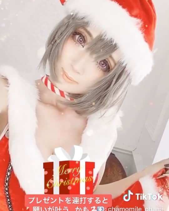 のインスタグラム：「クリスマスサンタのコスプレ！ #tiktokjapan #tiktok  https://vt.tiktok.com/8R9Lj6/ #クリスマス #サンタコス #サンタ  #サンタクロース #サンタコスプレ  #christmas #christmaspresents  #santaclaus #santa #cosplayer #cosplay #コスプレ #コスプレイヤー  今年もあと2週間‼︎ ランチをしっかり食べて 午後も頑張りましょう😉✨ https://twitter.com/chamomi017/status/1206419467749642240  #カモミール #カモミールコスプレ」