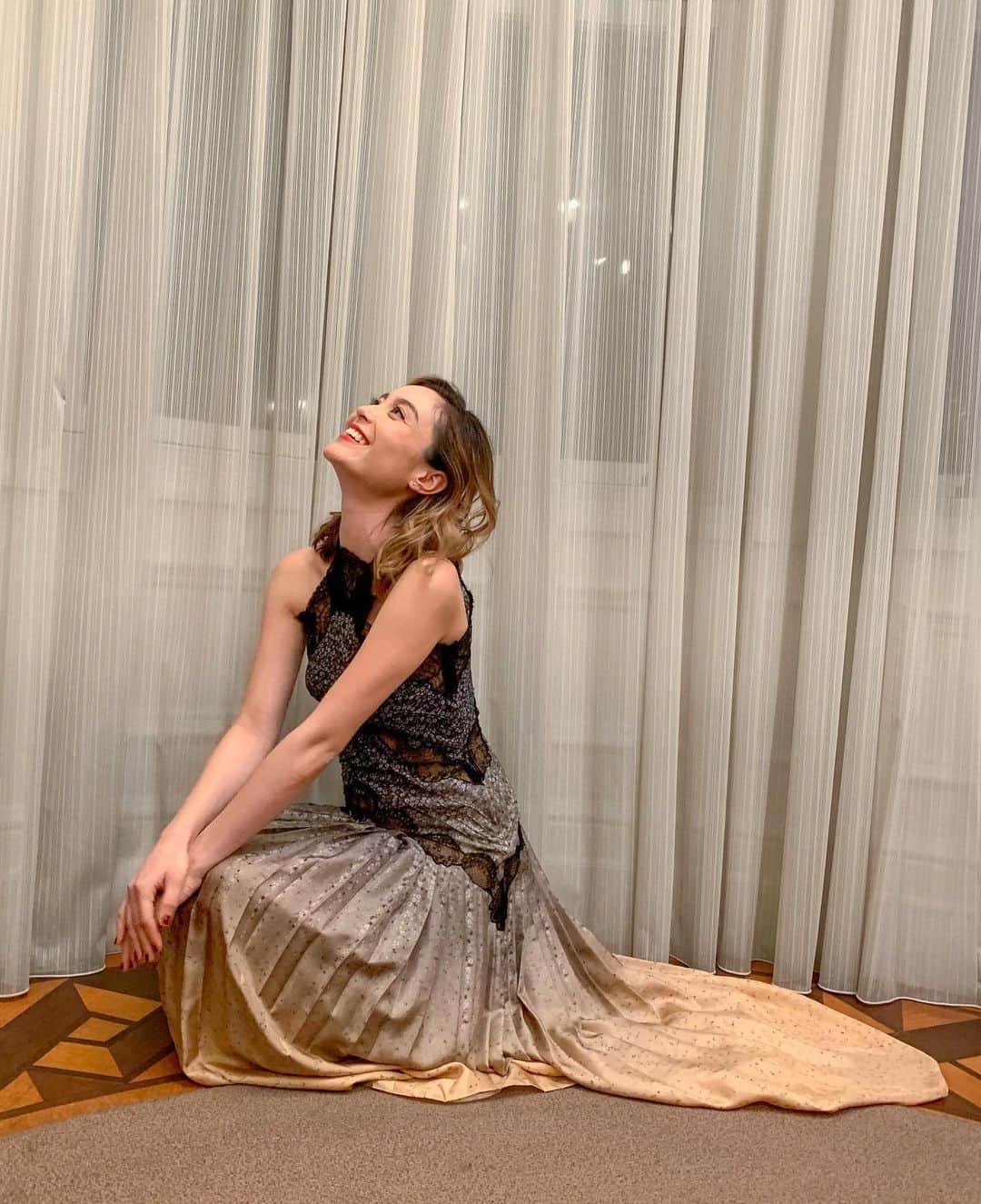 エミ・マイヤーのインスタグラム：「Dress admiration post 💥🥇🇮🇹 #Fendi #フェンディ #fisforfendi」