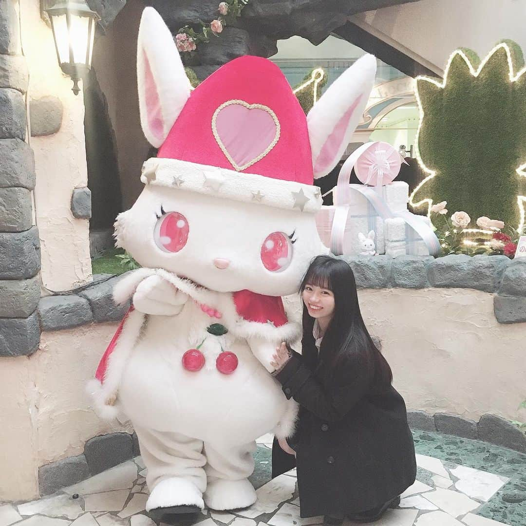 岩城優里のインスタグラム：「この日唯一会えたキャラクター . ジュエルペットのルビーちゃん❤️ . . クリスマスのケープ似合ってた 可愛かった( ；꒳​； )‪‪❤︎‬ . . #サンリオピューロランド #サンリオ #サンリオピューロランド🎀  #sanriopuroland #sanriocharacters  #さんりおぴゅーろらんど #さんりお  #ジュエルペット #ジュエルペットルビー #ルビーちゃん #ルビィちゃん  #サンリオクリスマス #クリスマスケープ  #制服ピューロ #放課後ピューロ #jkブランド #ljk #サンリオ好きと繋がりたい #さんりおきゃらくたーず」