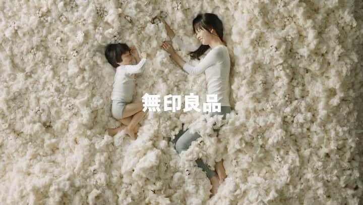 きなりのインスタグラム：「無印良品さん @muji_global の新しいムービーに出演しています☺️ 全国のポスターや店頭にもいるので是非見つけて下さい❄️ #無印良品」