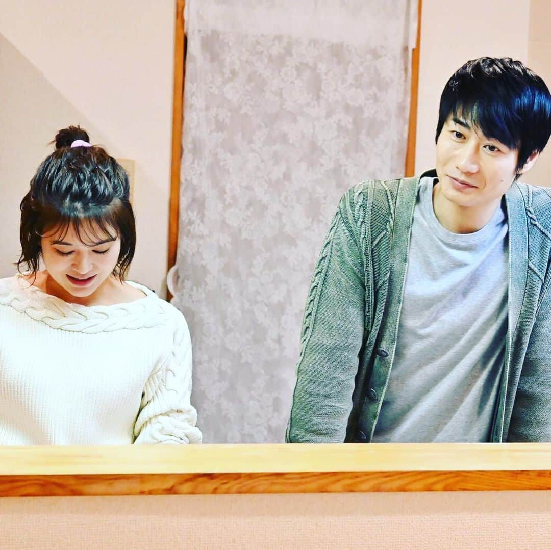 おっさんずラブ 武蔵の部屋さんのインスタグラム写真 - (おっさんずラブ 武蔵の部屋Instagram)「えーっとぉ、なんでだか我が家に四宮君がいます🏠 #緋夏が拾ってきちゃったなり #あれだけうちでは動物は飼えないと #捨て犬拾ってきちゃダメよと #子供の頃から言ってきたはずなのに #なんかすんげーデカいの拾ってきちゃったよ🐶 #そして四宮はなぜかうちのキッチンで料理をしています #なんなのコレ普通アウトやろ #でもなんというか放っておけなくて #同じ相手に失恋した者同士 #すこしの居候くらい #許してやろう」12月16日 19時02分 - musashis_room