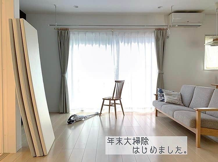 Locariのインスタグラム：「【100均でピッカピカ！「ナチュラルクリーニング」ですっきり大掃除】 ぜひ記事をチェックしてみてください♡ . phot by @kahs__home29 さん . . #掃除#年末掃除#お掃除#インテリア#そうじ#時短掃除#100均アイテム」